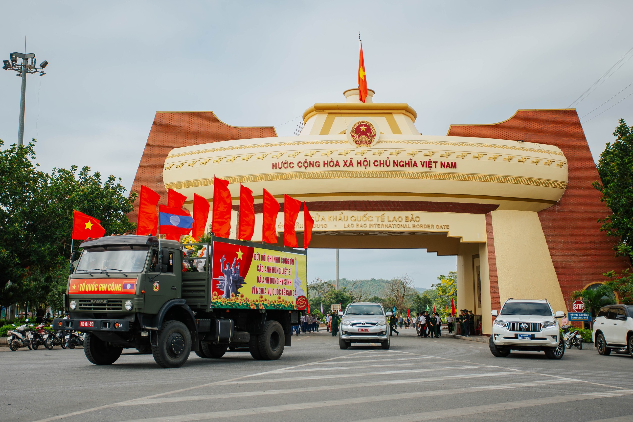 Quảng Trị: Đón 12 hài cốt liệt sĩ tại Lào về an táng tại Việt Nam Quảng Trị: Đón 12 hài cốt liệt sĩ tại Lào về an táng tại Việt Nam