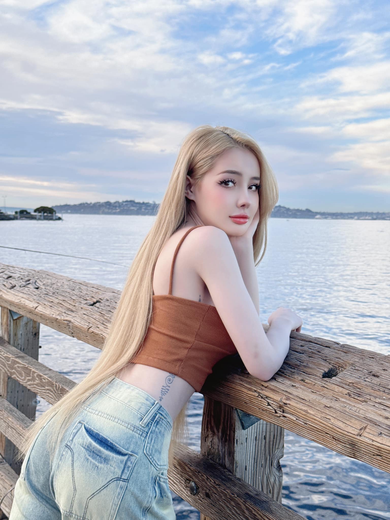 Mặc phản cảm và loạt ồn ào của hot girl Ngân 98- Ảnh 1.