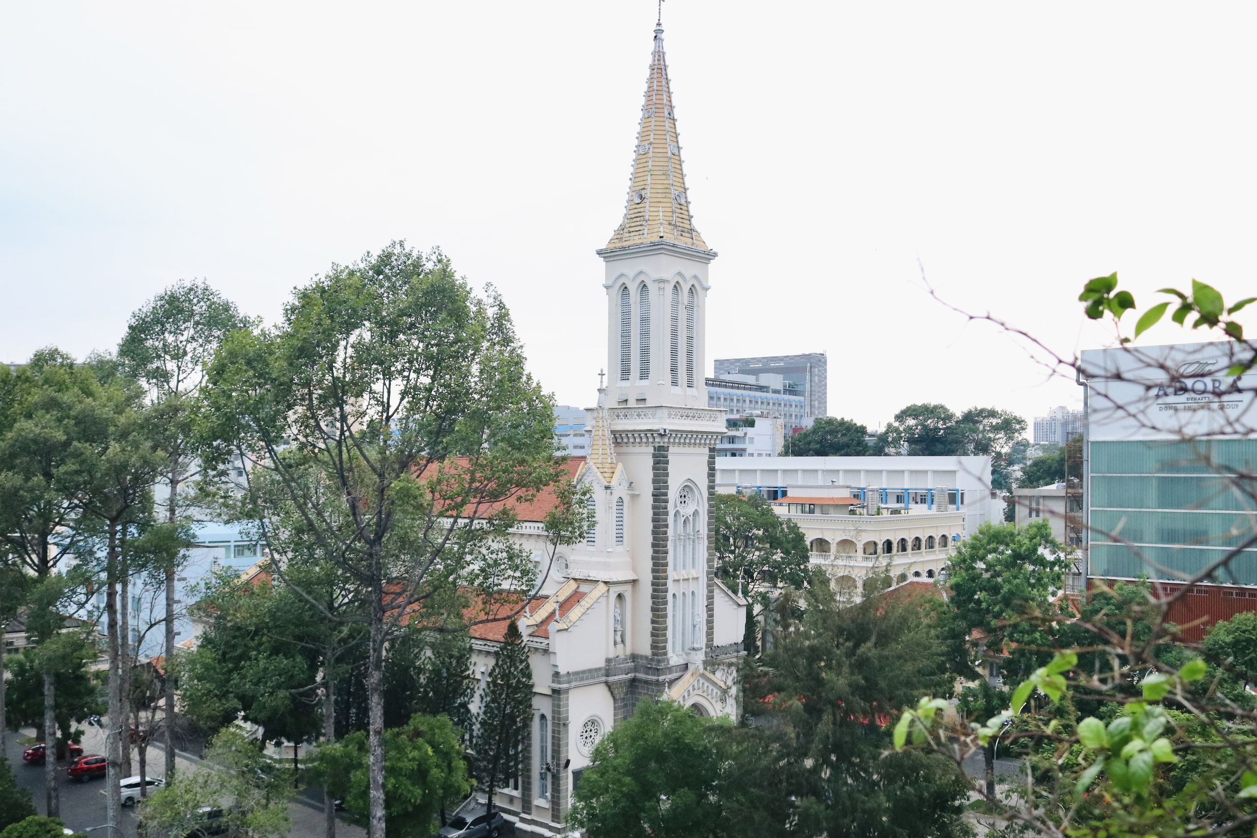 Nhà thờ cổ TP.HCM: Có mộ đại gia giàu bậc nhất, ông ngoại Nam Phương hoàng hậu- Ảnh 1. Nhà thờ cổ TP.HCM: Có mộ đại gia giàu bậc nhất, ông ngoại Nam Phương hoàng hậu- Ảnh 1.