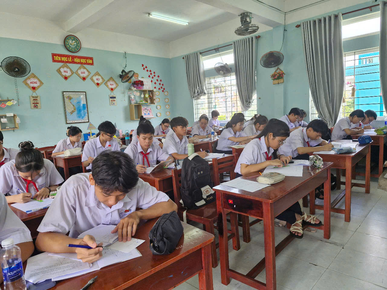 សិស្ស 'រត់' ដើម្បីពិនិត្យឡើងវិញសម្រាប់ការប្រឡងថ្នាក់ទី 10: ត្រូវការជំនួយផ្លូវចិត្ត - រូបថត 4 ។ Học sinh 'chạy nước rút' ôn thi lớp 10: Cần điểm tựa giải tỏa tâm lý - Ảnh 4.