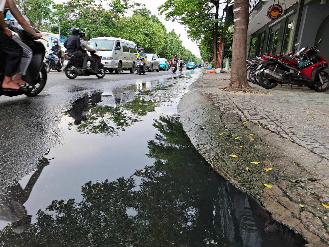 Nghẹt cống nước tràn đường Nghẹt cống nước tràn đường