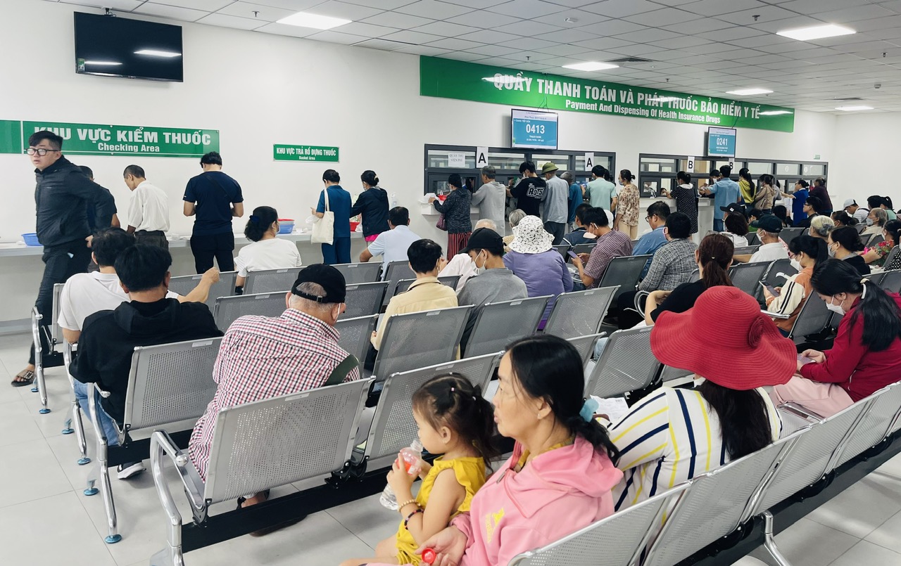 Y tế TP.HCM tương lai sẽ đối mặt mới thách thức rất lớn, đặc biệt quá tải. - Ảnh 1. Y tế TP.HCM tương lai sẽ đối mặt mới thách thức rất lớn, đặc biệt quá tải. - Ảnh 1.