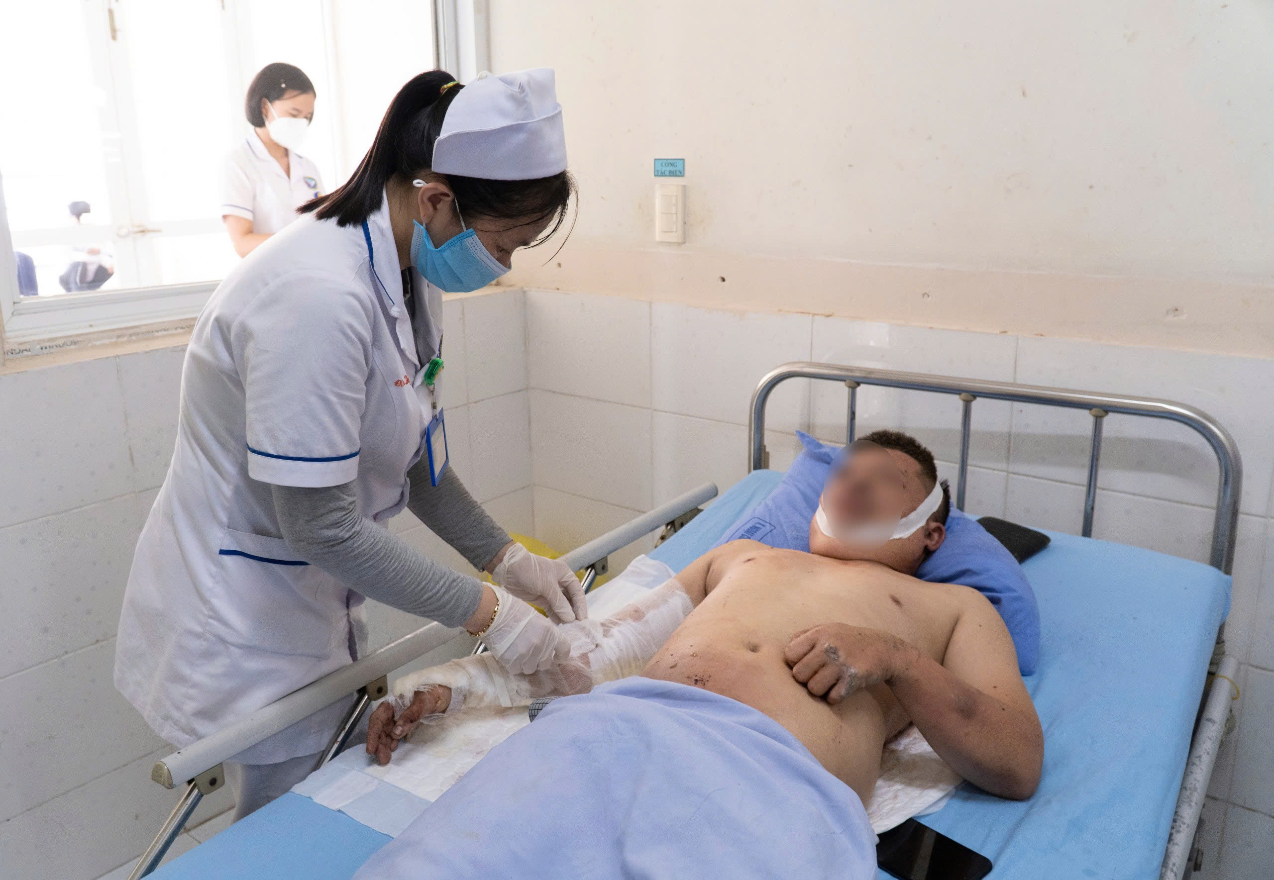 Quảng Nam: Phát nổ ở nhà máy nam châm, nhiều công nhân nhập viện - Ảnh 2. Quảng Nam: Phát nổ ở nhà máy nam châm, nhiều công nhân nhập viện - Ảnh 2.