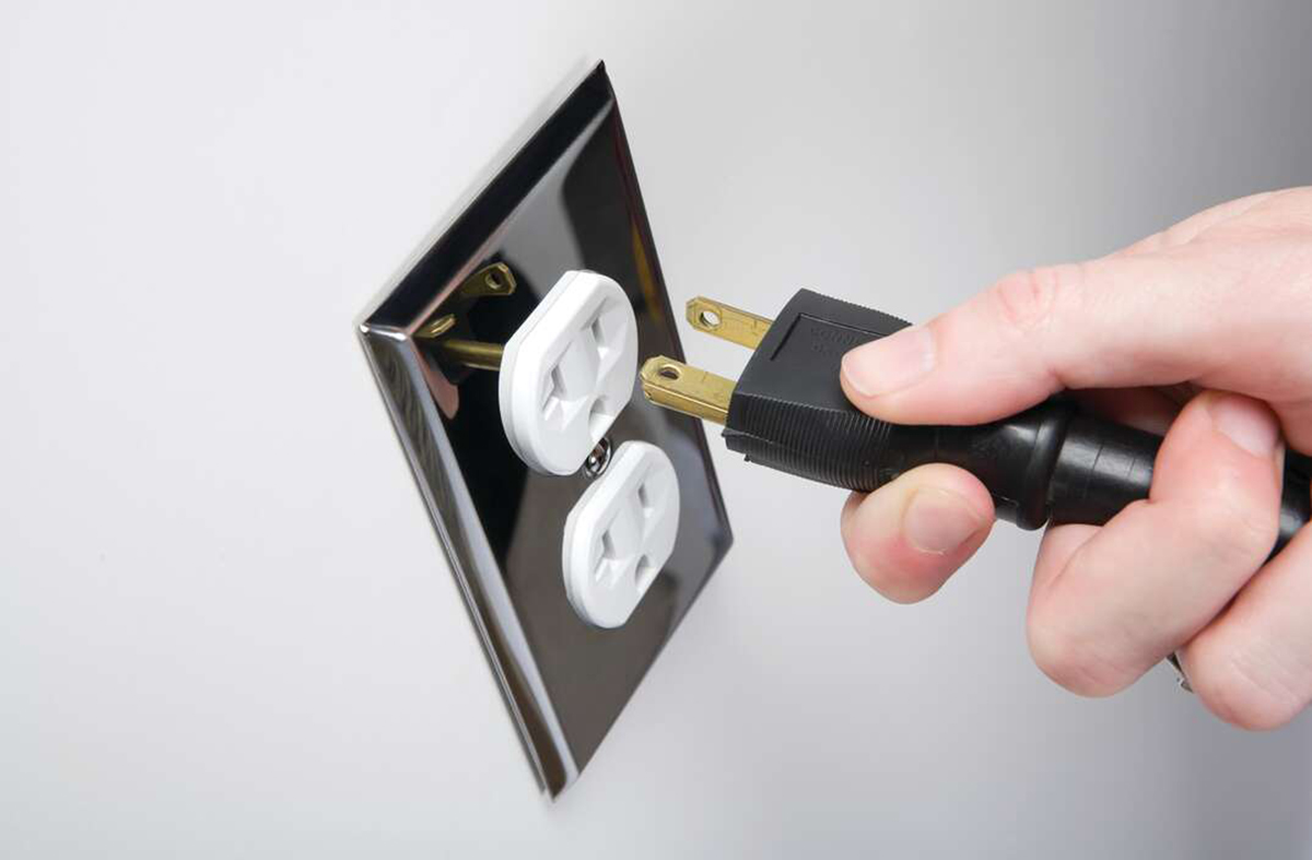 Tại sao một số ổ cắm điện có lỗ hình chữ T? - Ảnh 1.