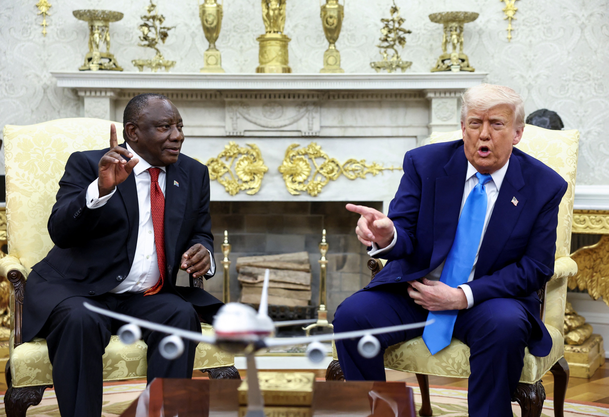 Xem cuộc đấu khẩu giữa ông Trump với Tổng thống Ramaphosa về cáo buộc diệt chủng Xem cuộc đấu khẩu giữa ông Trump với Tổng thống Ramaphosa về cáo buộc diệt chủng