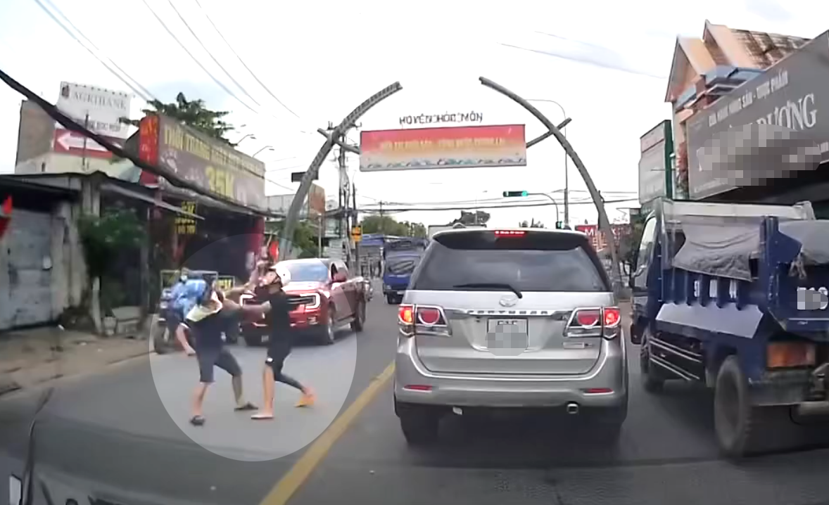 Trích xuất camera truy xét nhóm người đánh nhau ở Hóc Môn- Ảnh 1. Trích xuất camera truy xét nhóm người đánh nhau ở Hóc Môn- Ảnh 1.