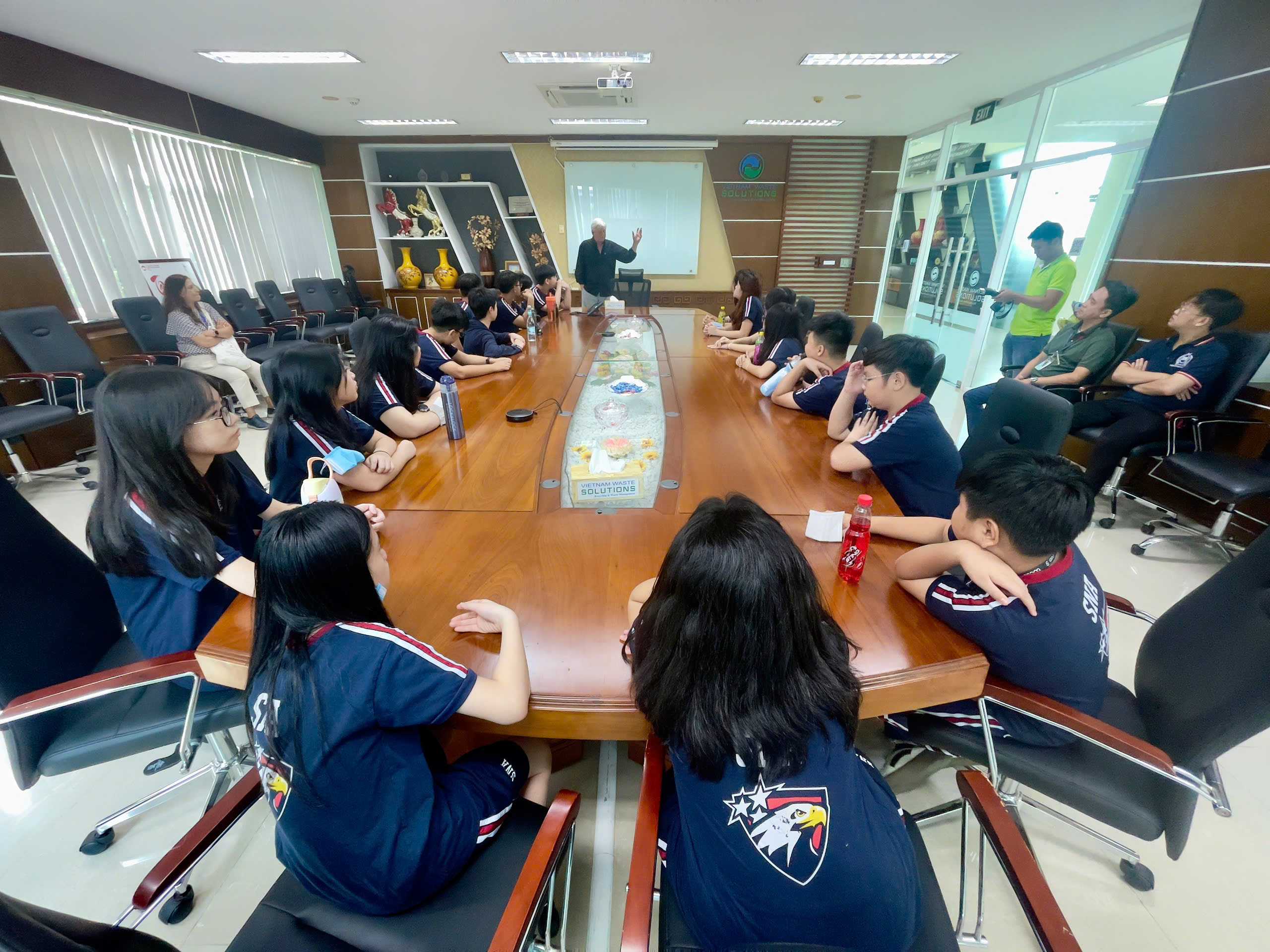 Bài học trực quan về môi trường tại Công ty VWS - Ảnh 1.