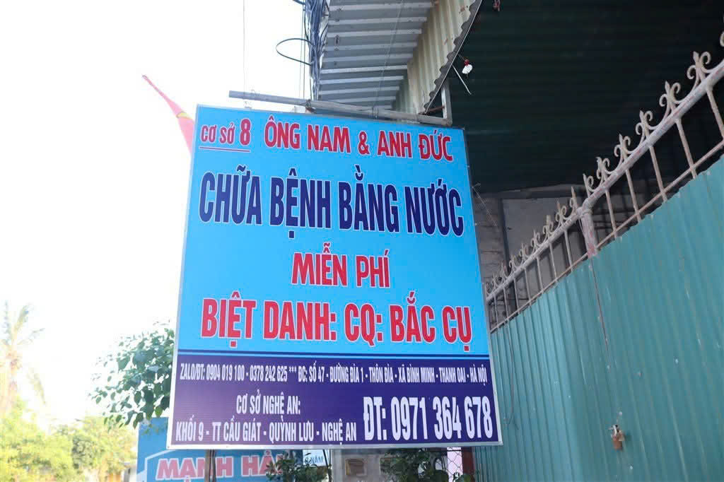 Đoàn kiểm tra bị nhốt khi kiểm tra cơ sở chữa bệnh bằng nước ở Nghệ An - Ảnh 2. Đoàn kiểm tra bị nhốt khi kiểm tra cơ sở chữa bệnh bằng nước ở Nghệ An - Ảnh 2.