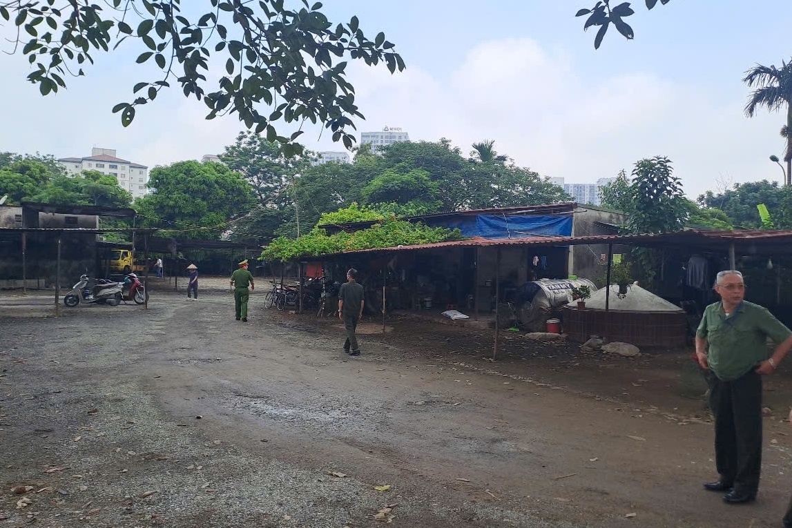 Nhiều bãi xe trái phép tại phường có bí thư bị điều tra tội nhận hối lộ - Ảnh 11.