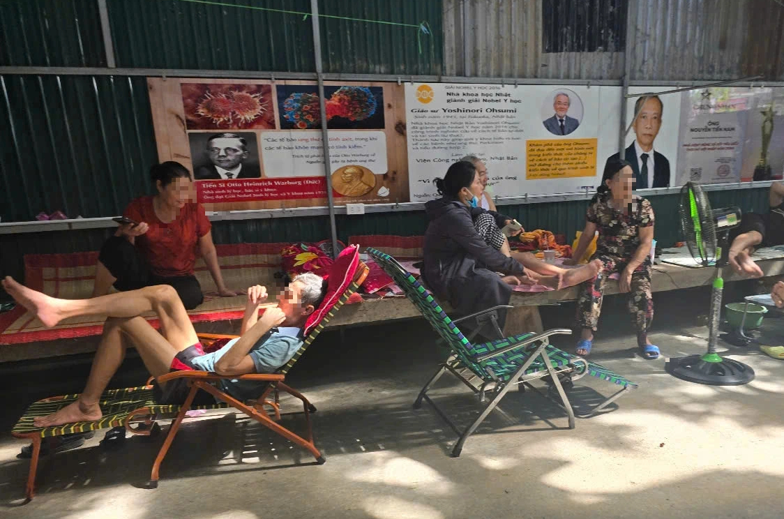 Đoàn kiểm tra bị nhốt khi kiểm tra cơ sở chữa bệnh bằng nước ở Nghệ An - Ảnh 3. Đoàn kiểm tra bị nhốt khi kiểm tra cơ sở chữa bệnh bằng nước ở Nghệ An - Ảnh 3.