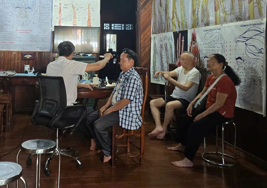 Đoàn kiểm tra bị nhốt khi kiểm tra cơ sở chữa bệnh bằng nước ở Nghệ An - Ảnh 1. Đoàn kiểm tra bị nhốt khi kiểm tra cơ sở chữa bệnh bằng nước ở Nghệ An - Ảnh 1.