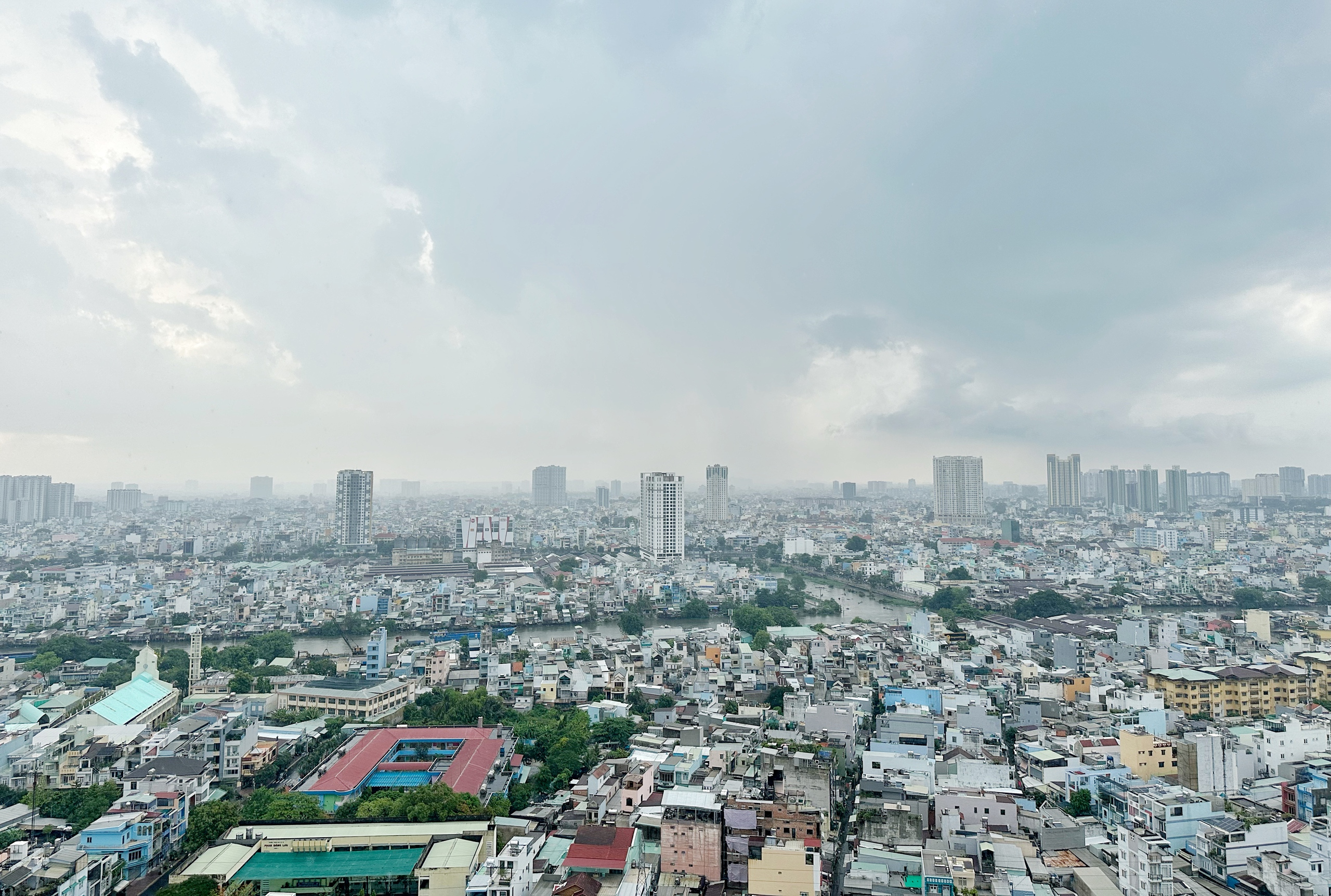 Chiều nay TP.HCM mưa như trút nước: Tiểu thương ế ẩm, tát nước tràn vào sạp  - Ảnh 1.