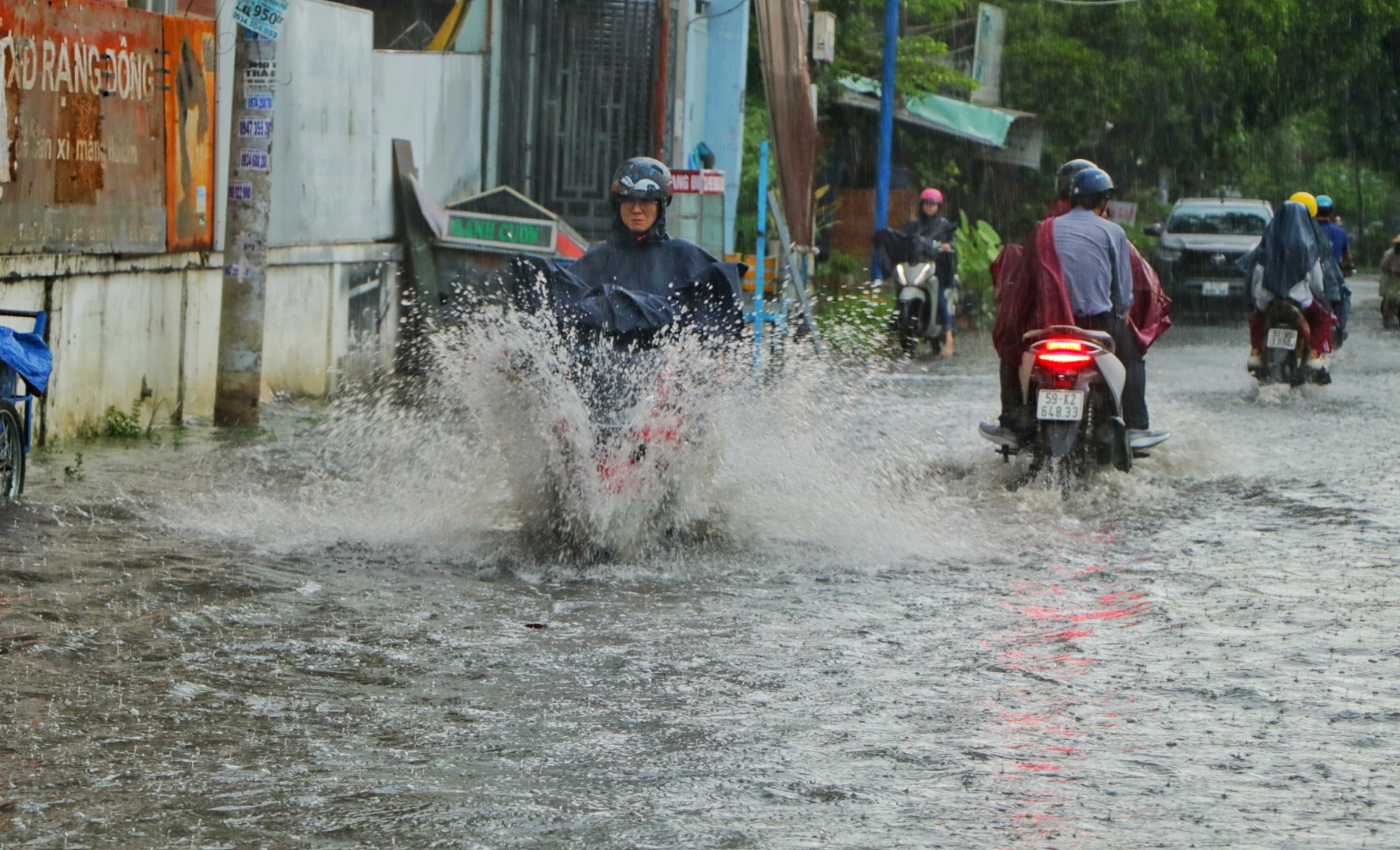 Chiều nay TP.HCM mưa như trút nước: Tiểu thương ế ẩm, tát nước tràn vào sạp  - Ảnh 2.