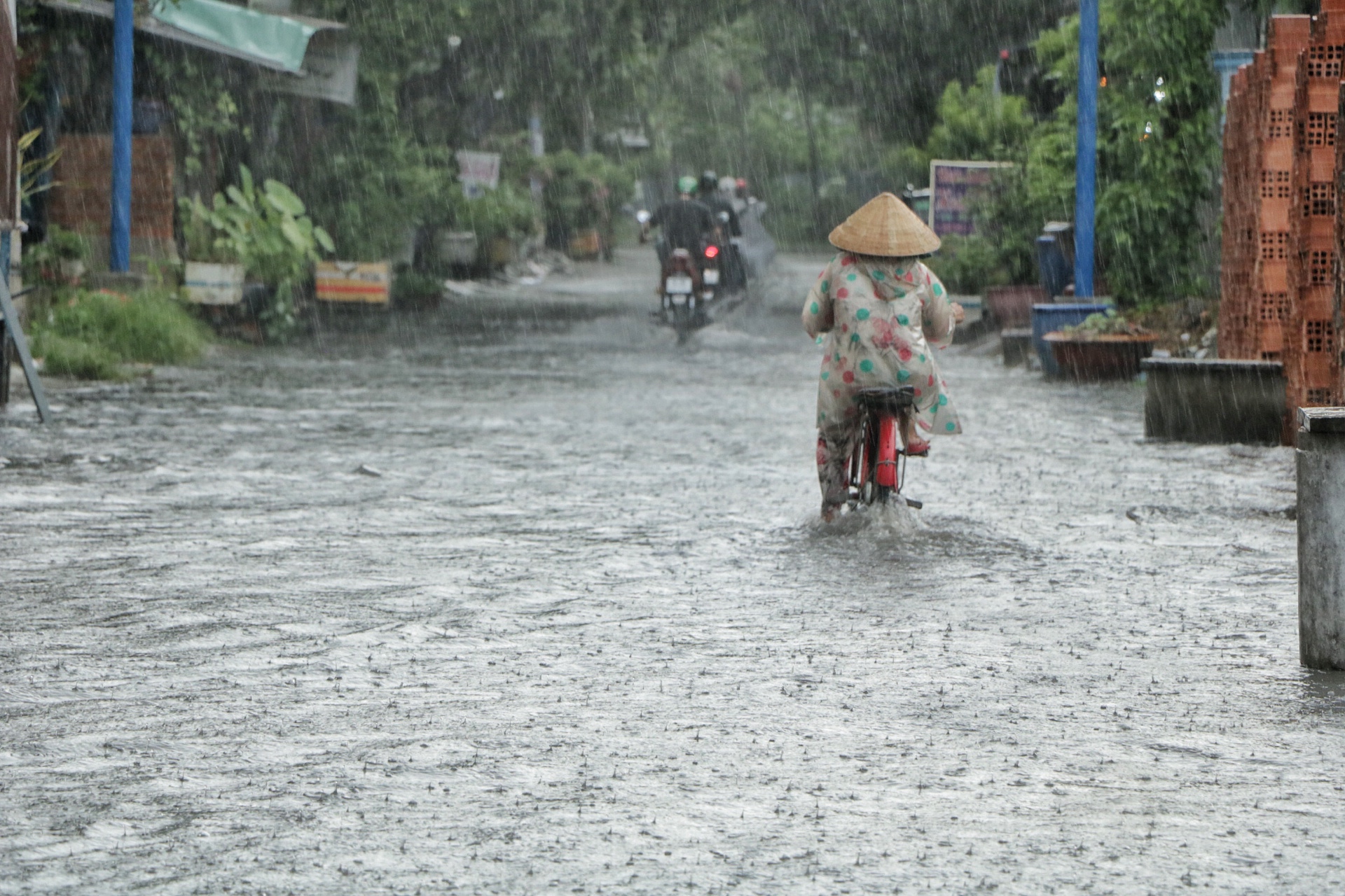 Chiều nay TP.HCM mưa như trút nước: Tiểu thương ế ẩm, tát nước tràn vào sạp  - Ảnh 9.