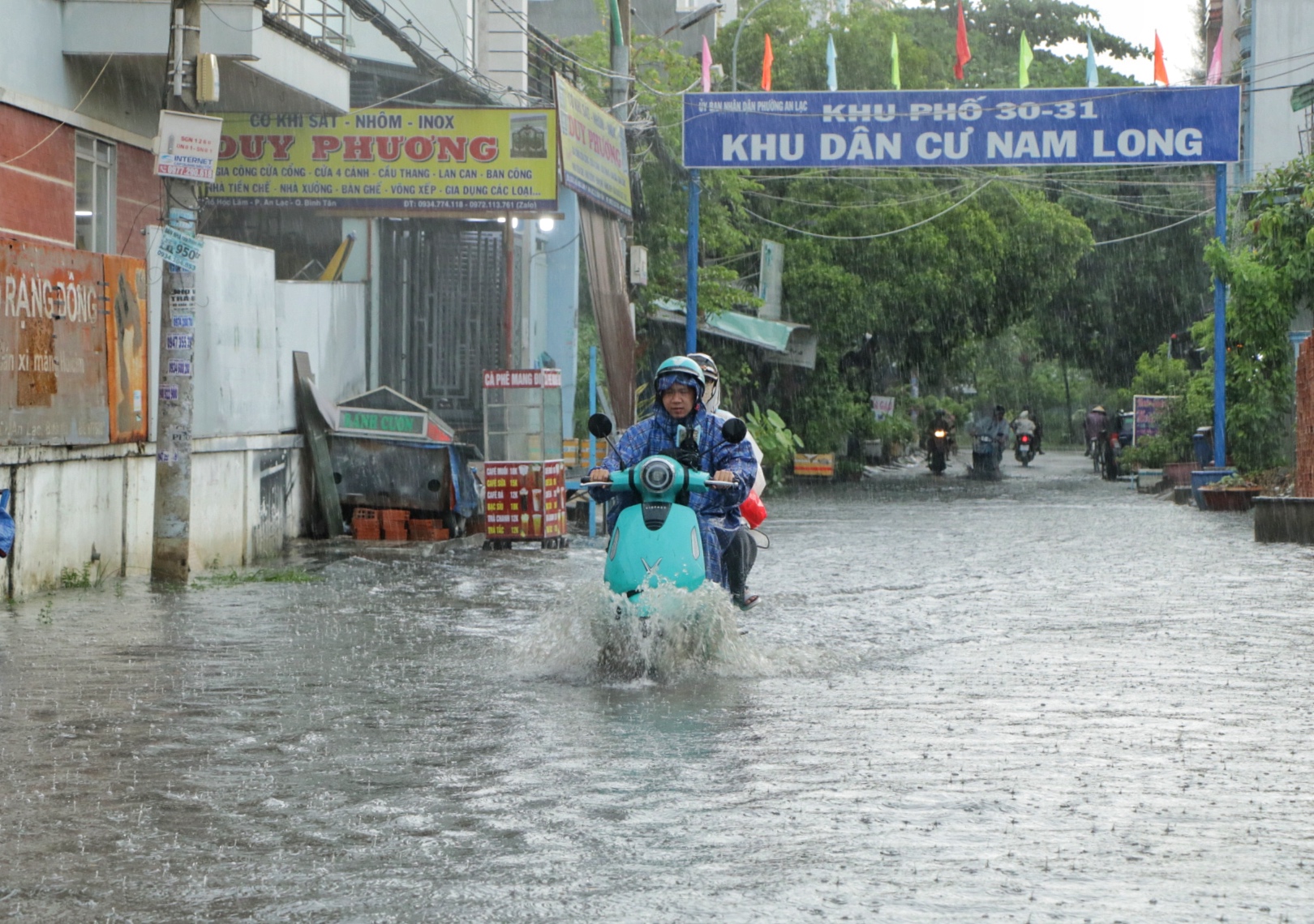 Chiều nay TP.HCM mưa như trút nước: Tiểu thương ế ẩm, tát nước tràn vào sạp  - Ảnh 3.