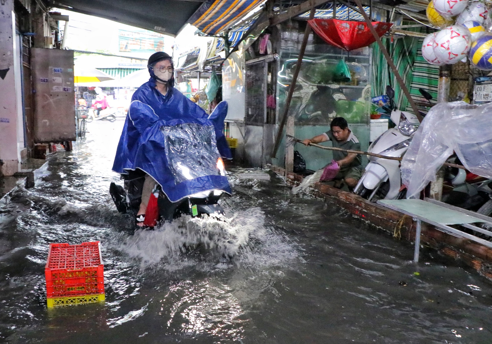 Chiều nay TP.HCM mưa như trút nước: Tiểu thương ế ẩm, tát nước tràn vào sạp  - Ảnh 8.