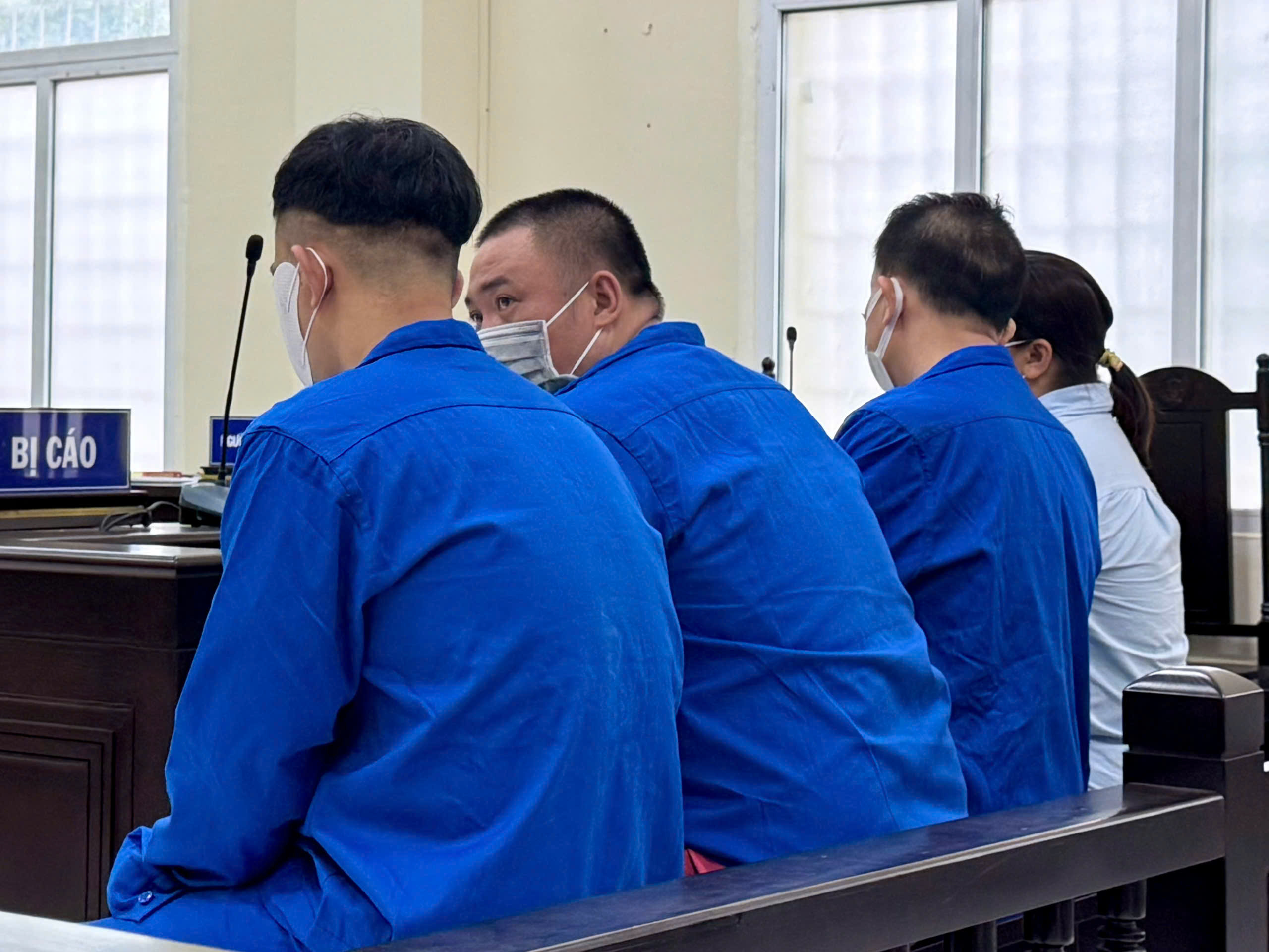 Phạt tù 4 người mua bán, tàng trữ chất độc xyanua - Ảnh 1.