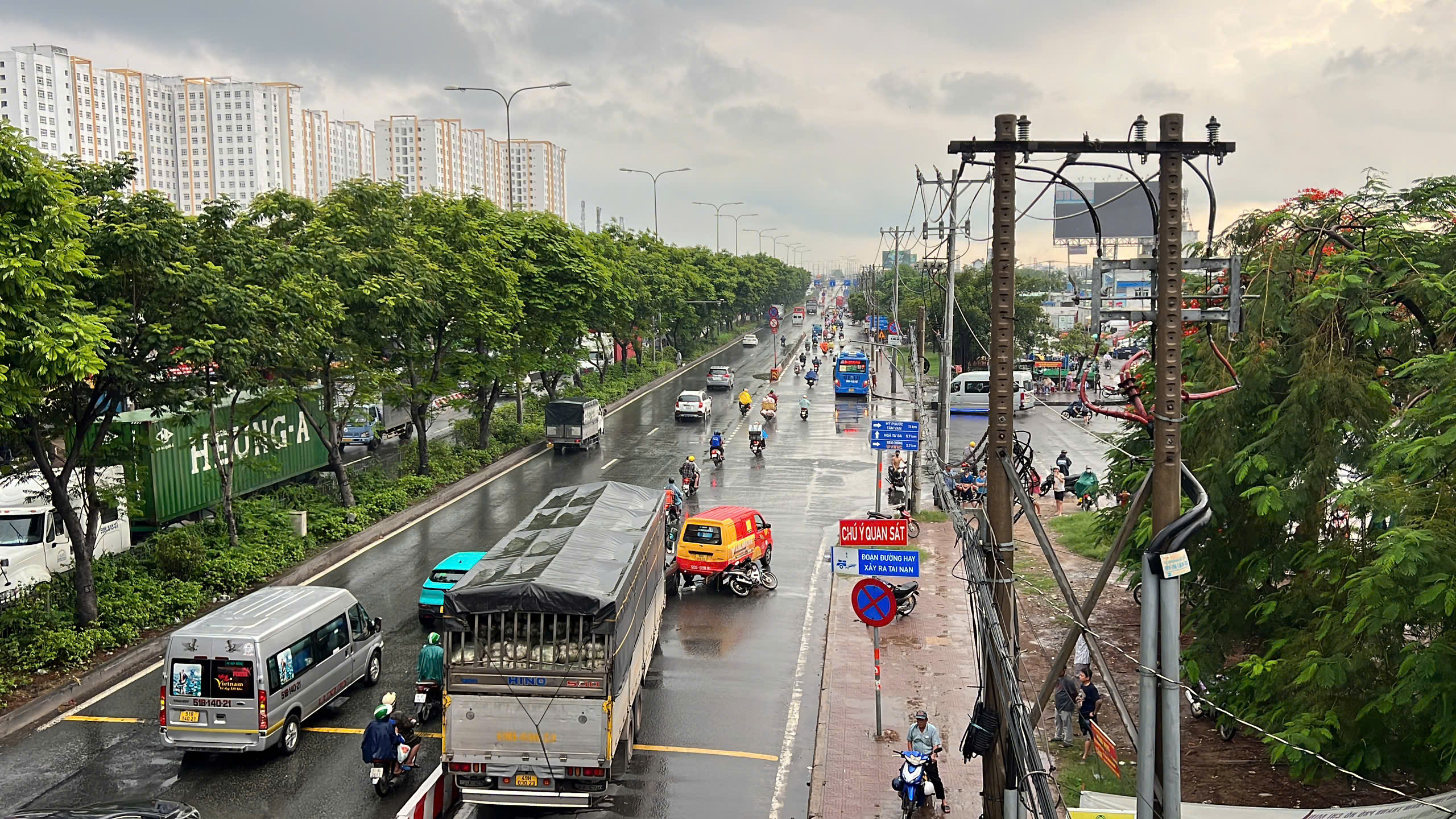 Tai nạn liên hoàn, 3 người thương vong trước chợ đầu mối Thủ Đức - Ảnh 3.