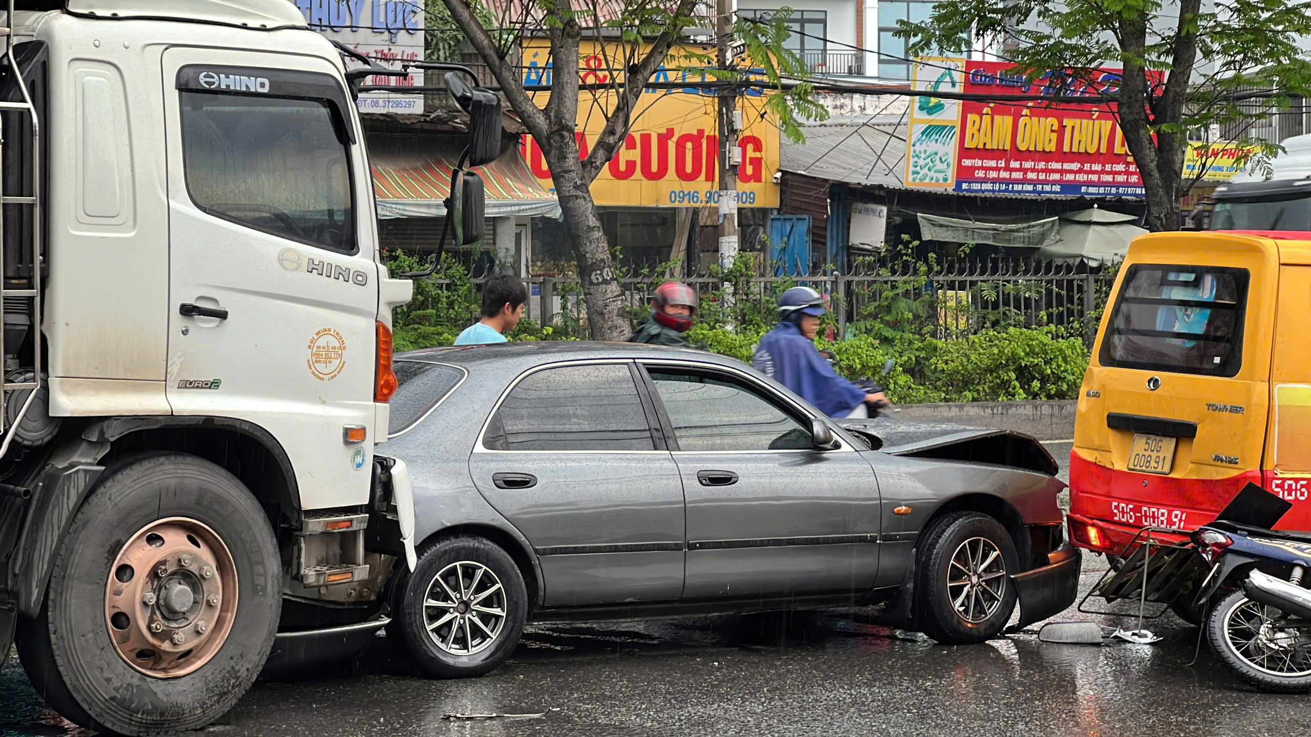 Tai nạn liên hoàn, 3 người thương vong trước chợ đầu mối Thủ Đức - Ảnh 2.