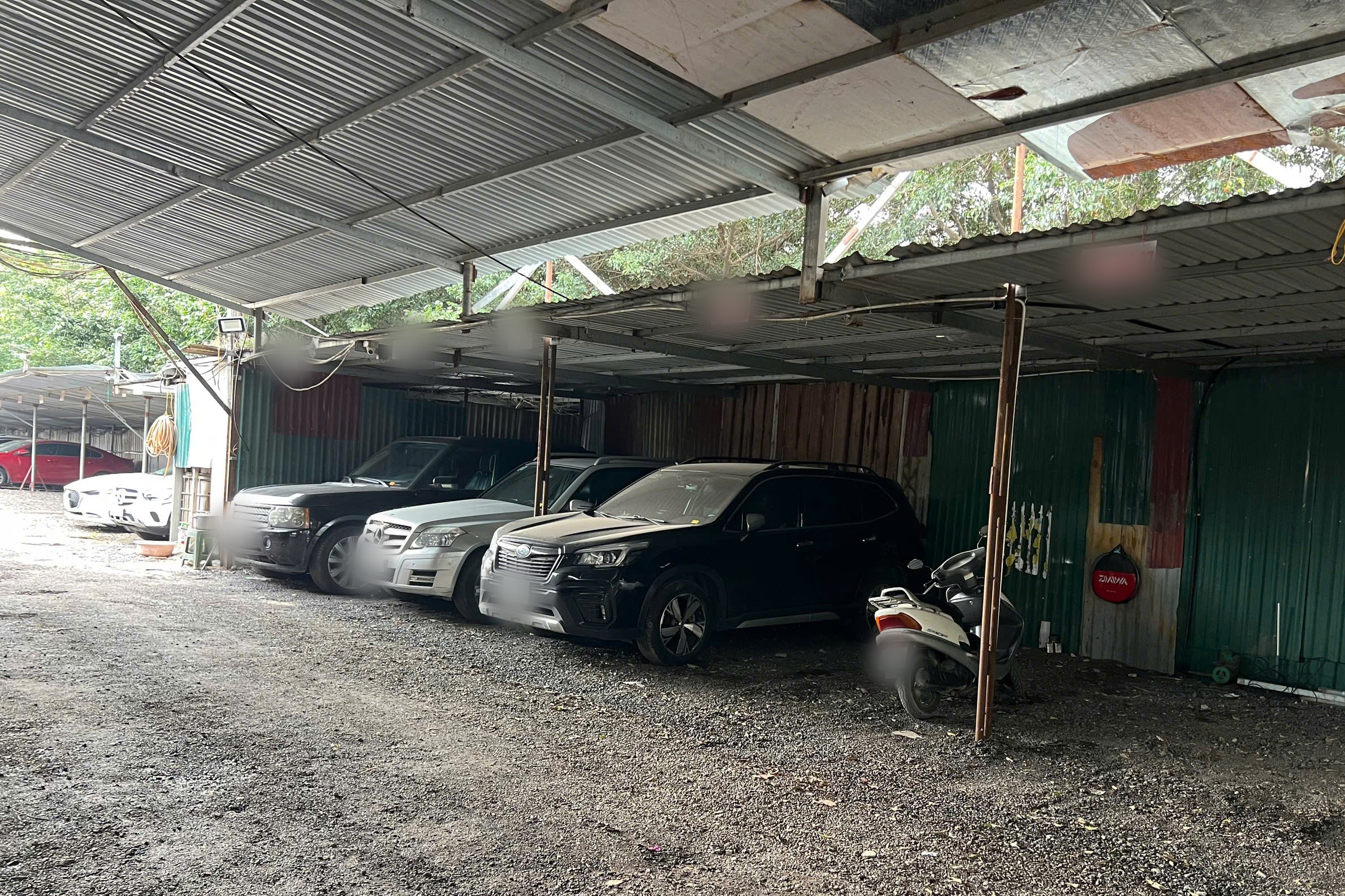 Nhiều bãi xe trái phép tại phường có bí thư bị điều tra tội nhận hối lộ - Ảnh 4.