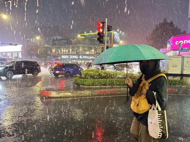Đợt mưa lớn kéo dài 5 ngày ở TP.HCM, người dân ra đường đề phòng ngập Đợt mưa lớn kéo dài 5 ngày ở TP.HCM, người dân ra đường đề phòng ngập