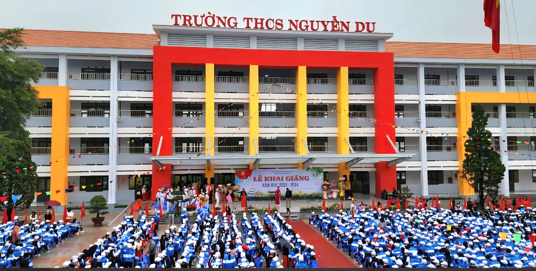 Officials in Binh Thuan province who are transferred register their children to study in Da Lat - Photo 1. Cán bộ Bình Thuận chuyển công tác đăng ký cho con theo học ở Đà Lạt - Ảnh 1.