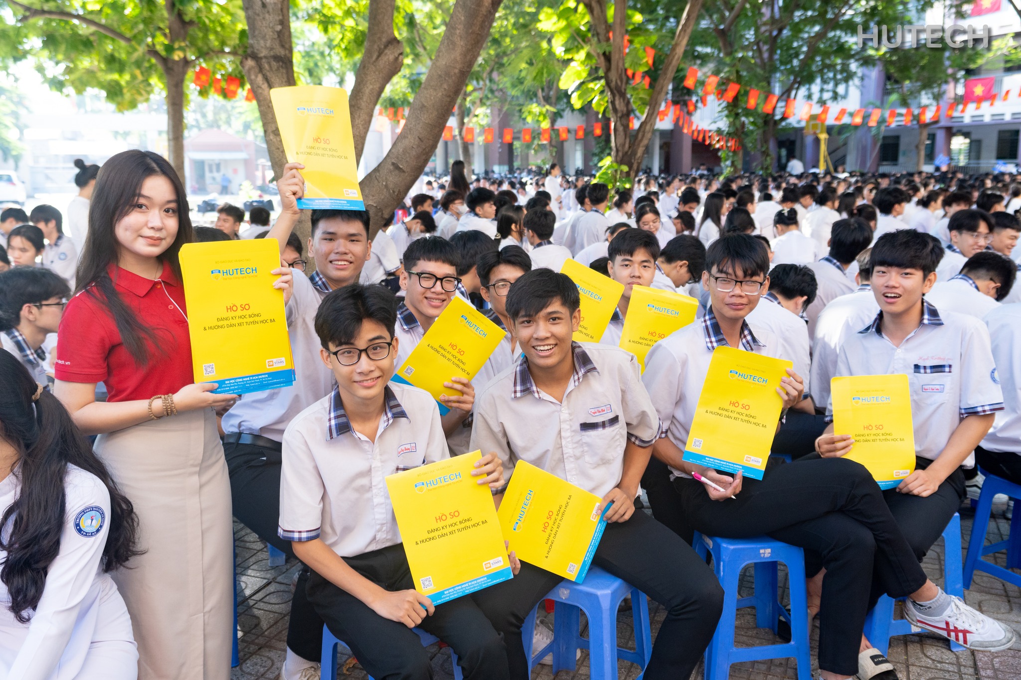 HUTECH Scholarship Tour: hàng nghìn học sinh đầu tiên nhận học bổng 25% học phí toàn khóa | VÒNG TRÒN HƯỚNG NGHIỆP HUTECH Scholarship Tour: hàng nghìn học sinh đầu tiên nhận học bổng 25% học phí toàn khóa | VÒNG TRÒN HƯỚNG NGHIỆP