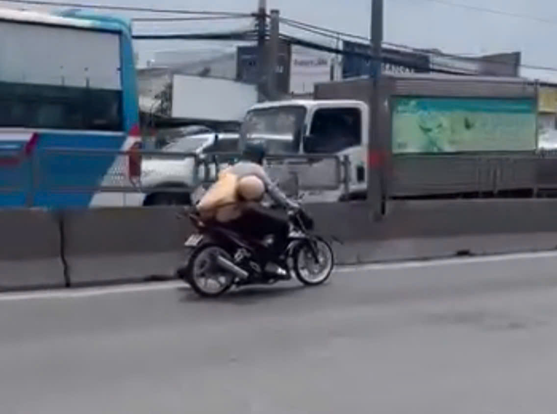 Vụ CSGT TP.HCM bị xe máy kéo trên đường: Người vi phạm khai gì?- Ảnh 1. Vụ CSGT TP.HCM bị xe máy kéo trên đường: Người vi phạm khai gì?- Ảnh 1.