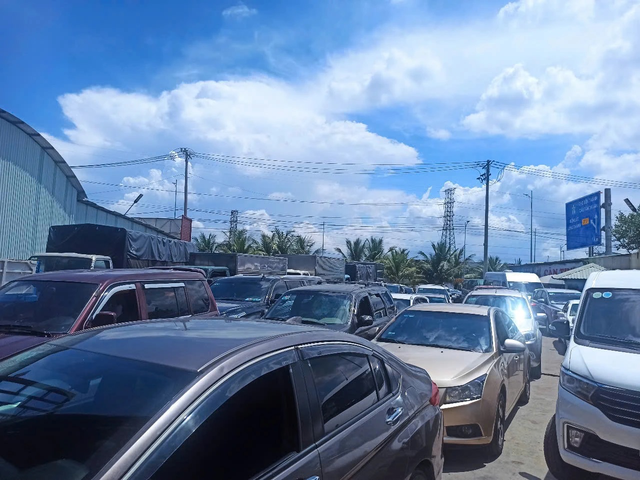 Đăng kiểm, hết lo tắc lại lo rớt- Ảnh 1. Đăng kiểm, hết lo tắc lại lo rớt- Ảnh 1.