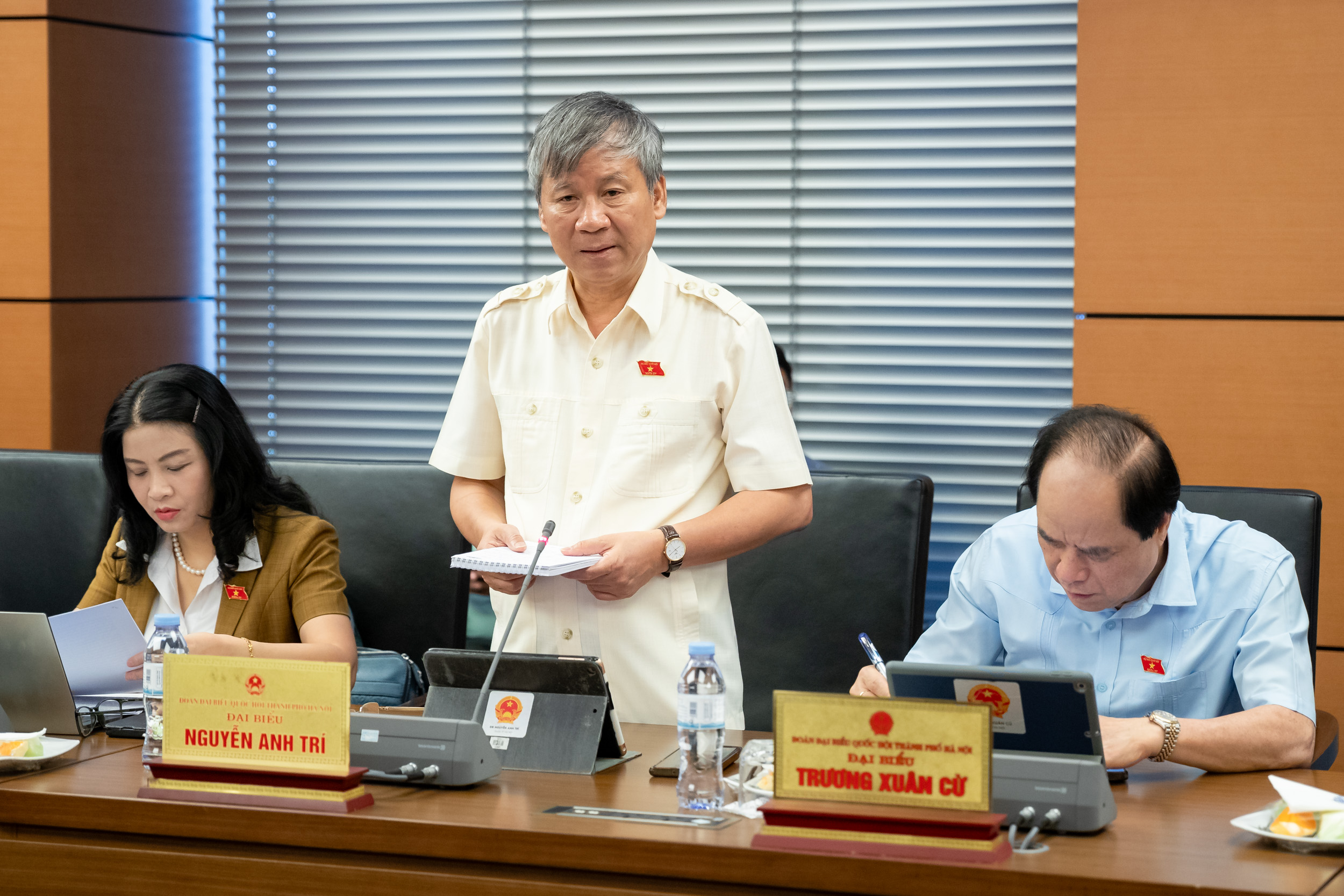 ‘Có những mâm cơm liên hoan giá vài tạ thóc’ ‘Có những mâm cơm liên hoan giá vài tạ thóc’