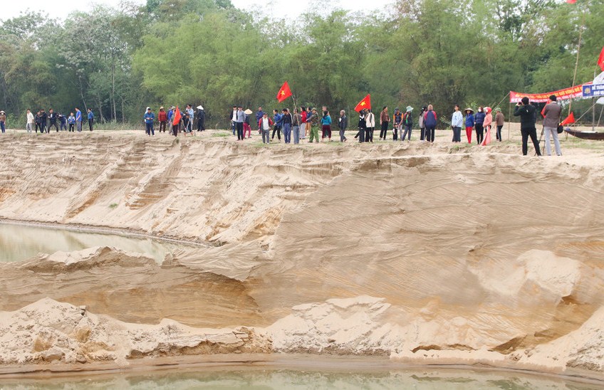Vụ dân phản đối khai thác cát: Chủ mỏ bị phạt 249 triệu đồng tại Nghệ An - Ảnh 1. Vụ dân phản đối khai thác cát: Chủ mỏ bị phạt 249 triệu đồng tại Nghệ An - Ảnh 1.