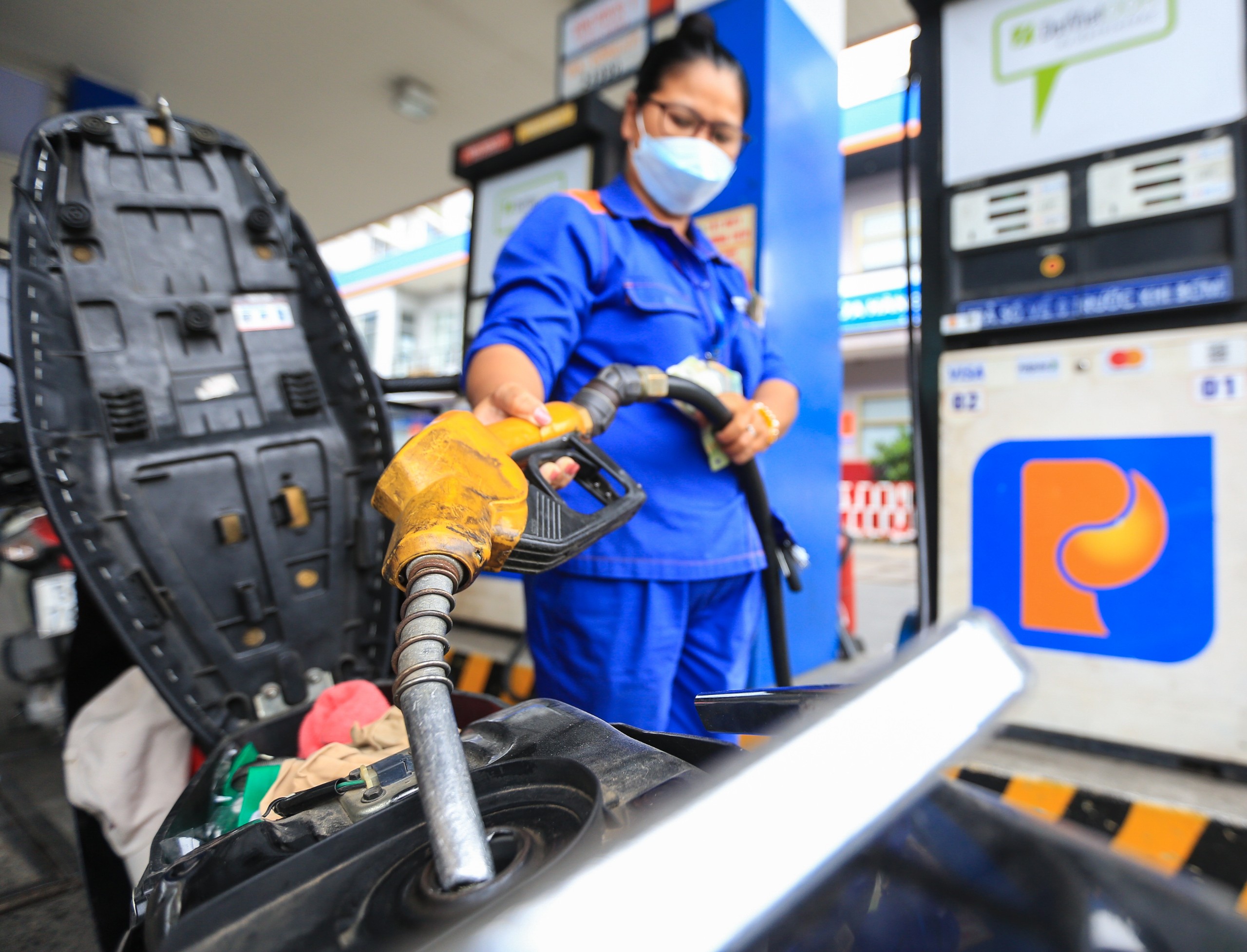 Giá xăng dầu hôm nay 7.5.2026: Xăng trong nước chiều nay tăng bao nhiêu đồng một lít?- Ảnh 1.