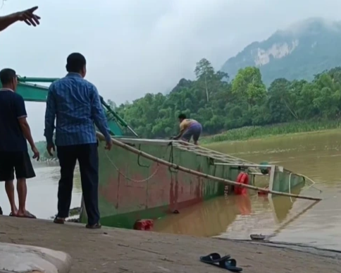 Lật đò trên sông Mã: Hơn 10 học sinh thoát nạn trong gang tấc - Ảnh 1. Lật đò trên sông Mã: Hơn 10 học sinh thoát nạn trong gang tấc - Ảnh 1.