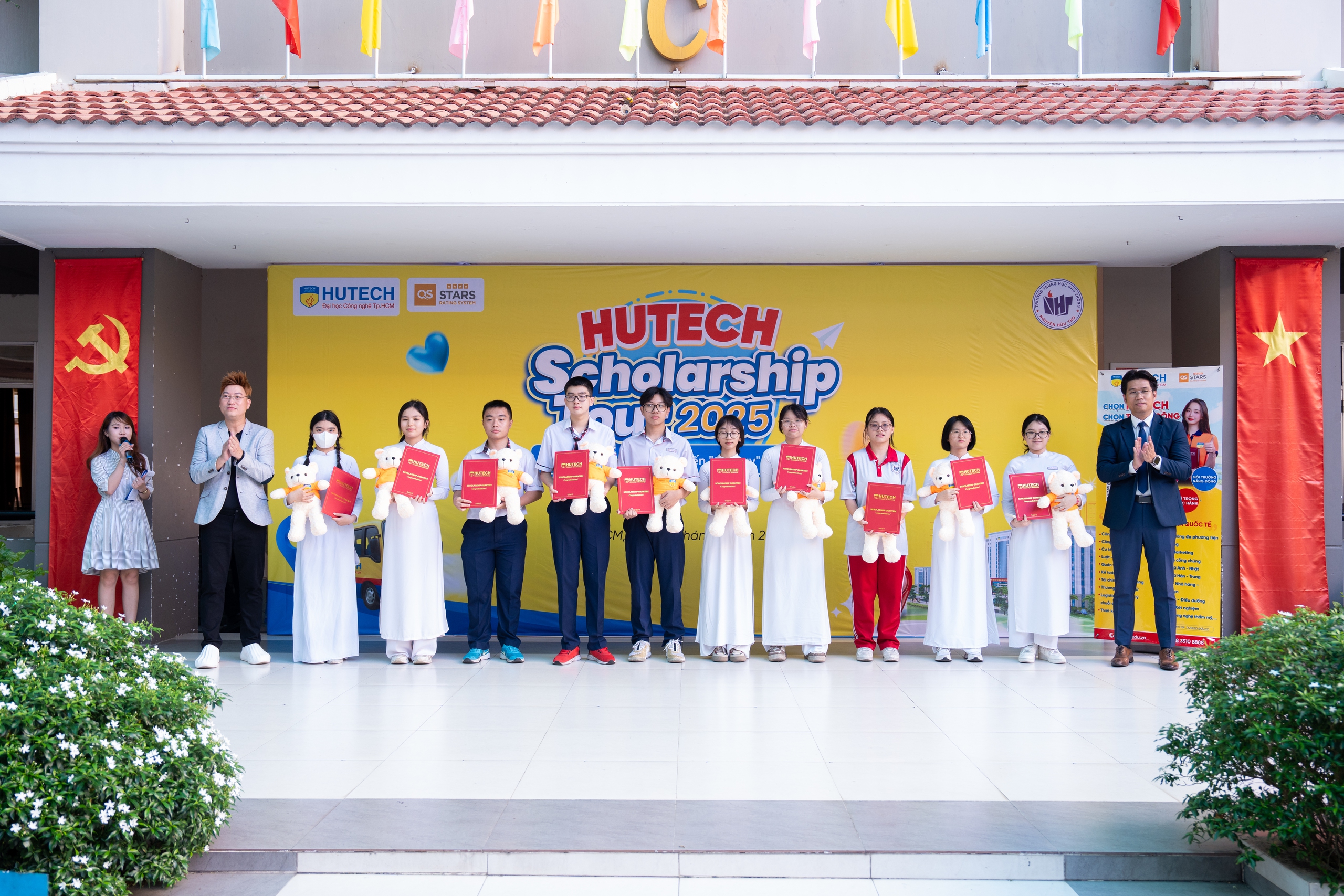 HUTECH Scholarship Tour: hàng nghìn học sinh đầu tiên nhận học bổng 25% học phí toàn khóa | VÒNG TRÒN HƯỚNG NGHIỆP - Ảnh 2.
