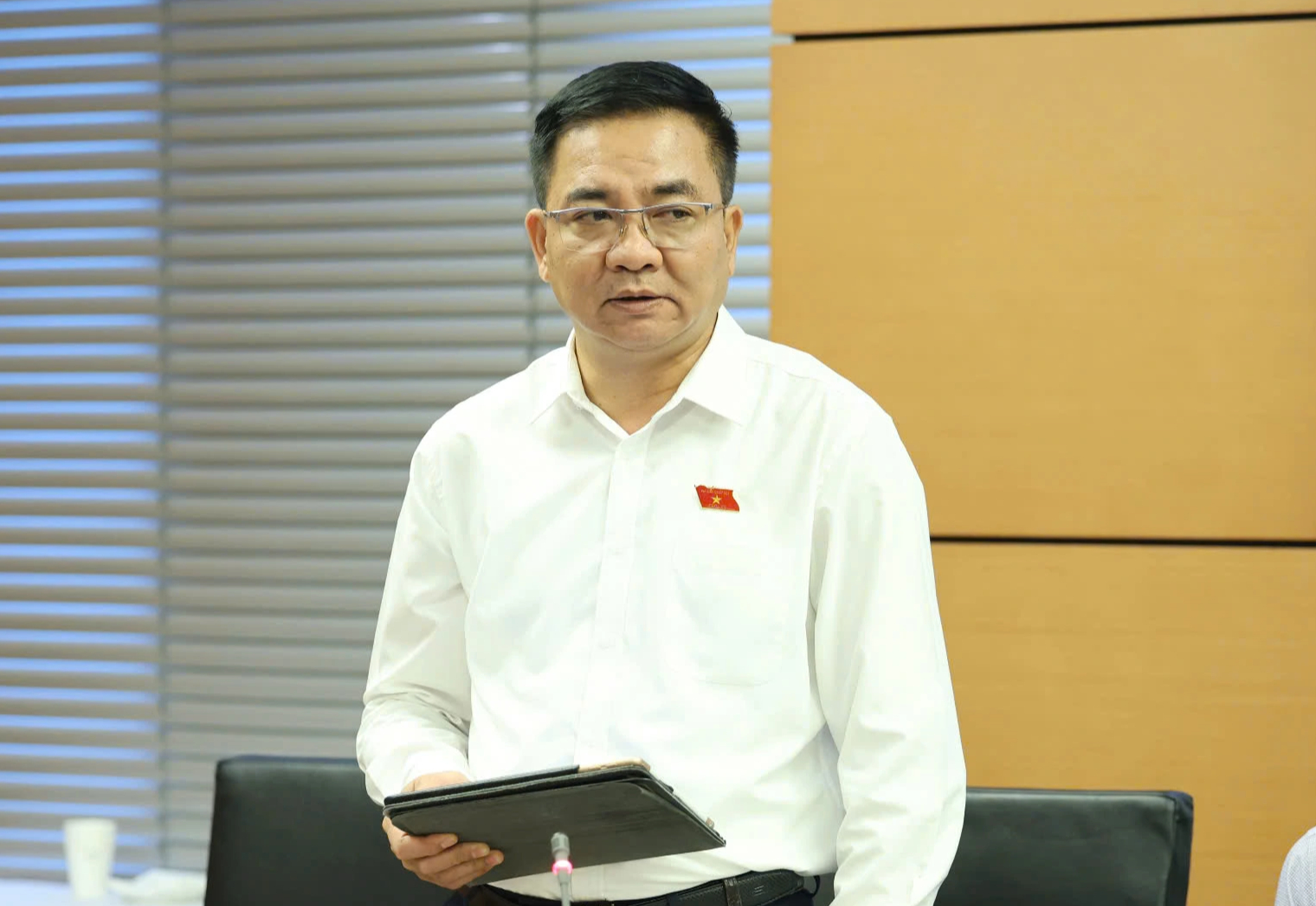‘Cử tri hỏi cán bộ đi xe sang như vậy có phù hợp vị trí hay không?’ ‘Cử tri hỏi cán bộ đi xe sang như vậy có phù hợp vị trí hay không?’