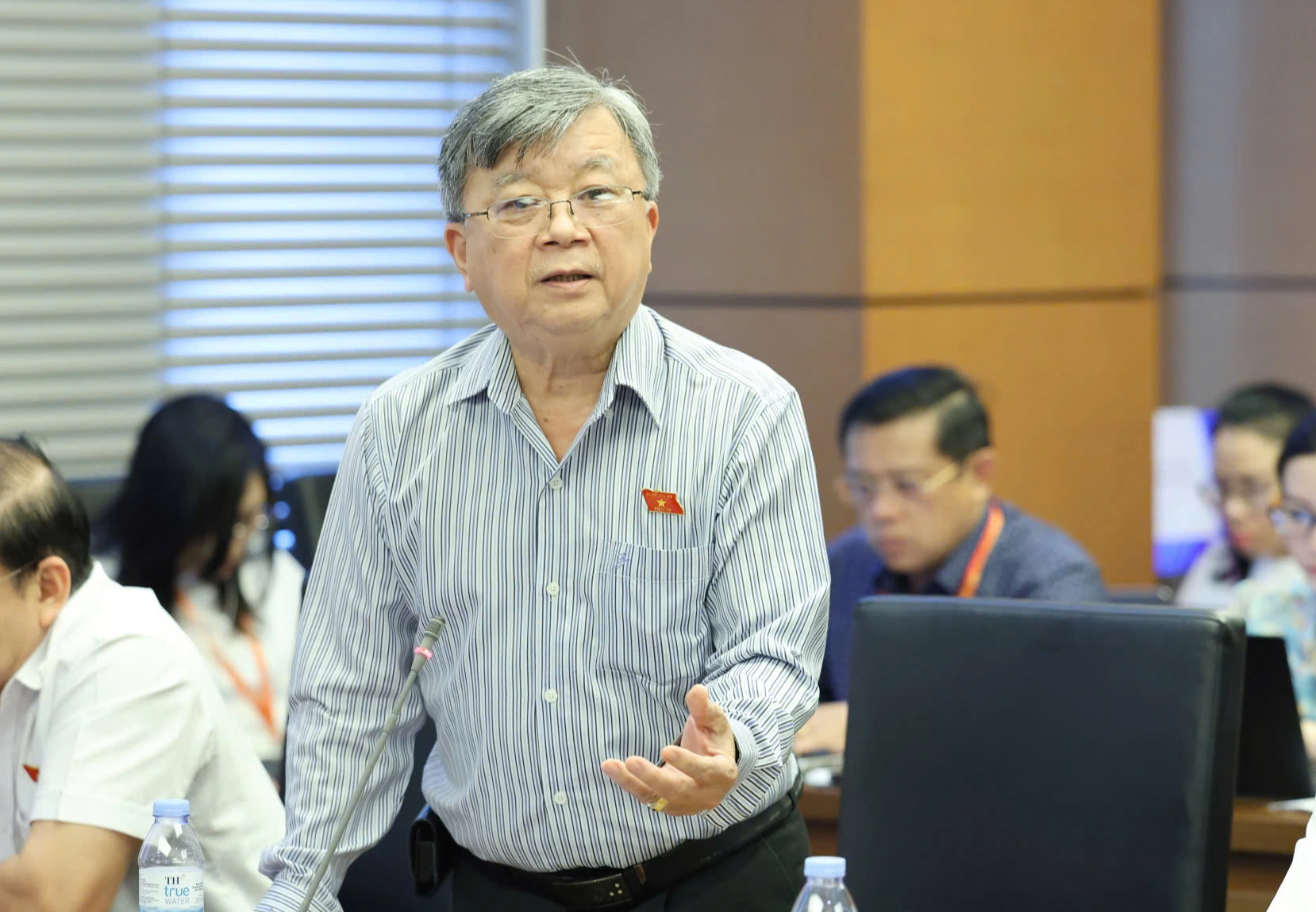 'Bộ trưởng, chủ tịch hãy vi hành để xem cán bộ đối xử với dân thế nào'- Ảnh 1. 'Bộ trưởng, chủ tịch hãy vi hành để xem cán bộ đối xử với dân thế nào'- Ảnh 1.