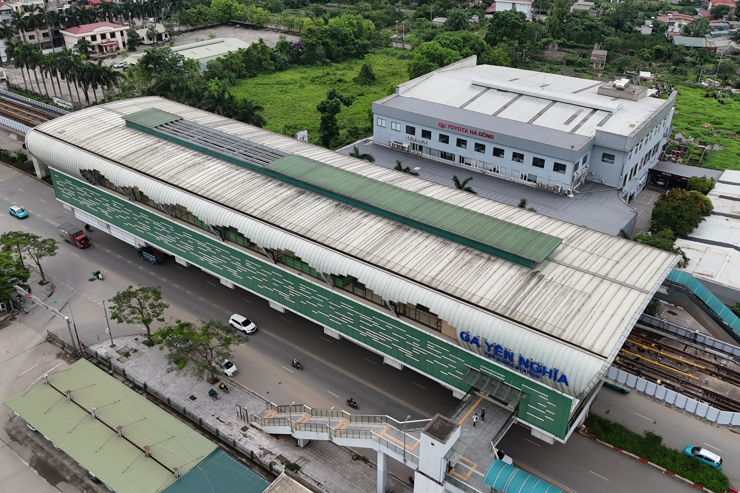 Nước chảy lênh láng tại nhà ga tàu điện Cát Linh - Hà Đông khi mưa lớn - Ảnh 4. Nước chảy lênh láng tại nhà ga tàu điện Cát Linh - Hà Đông khi mưa lớn - Ảnh 4.
