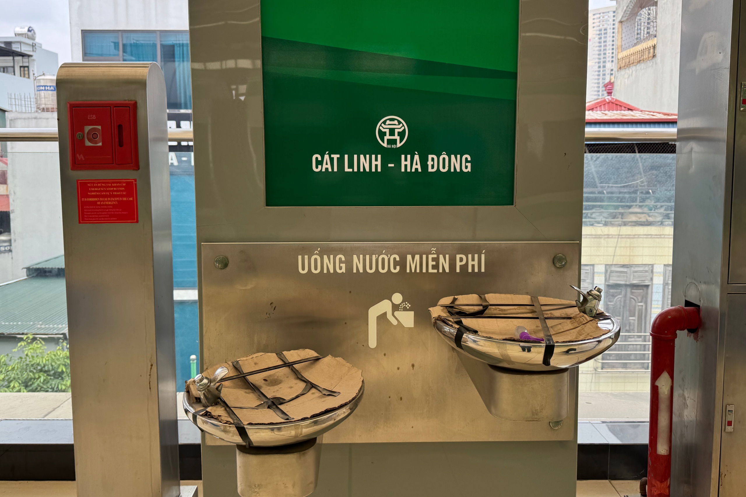 Nước chảy lênh láng tại nhà ga tàu điện Cát Linh - Hà Đông khi mưa lớn - Ảnh 9. Nước chảy lênh láng tại nhà ga tàu điện Cát Linh - Hà Đông khi mưa lớn - Ảnh 9.
