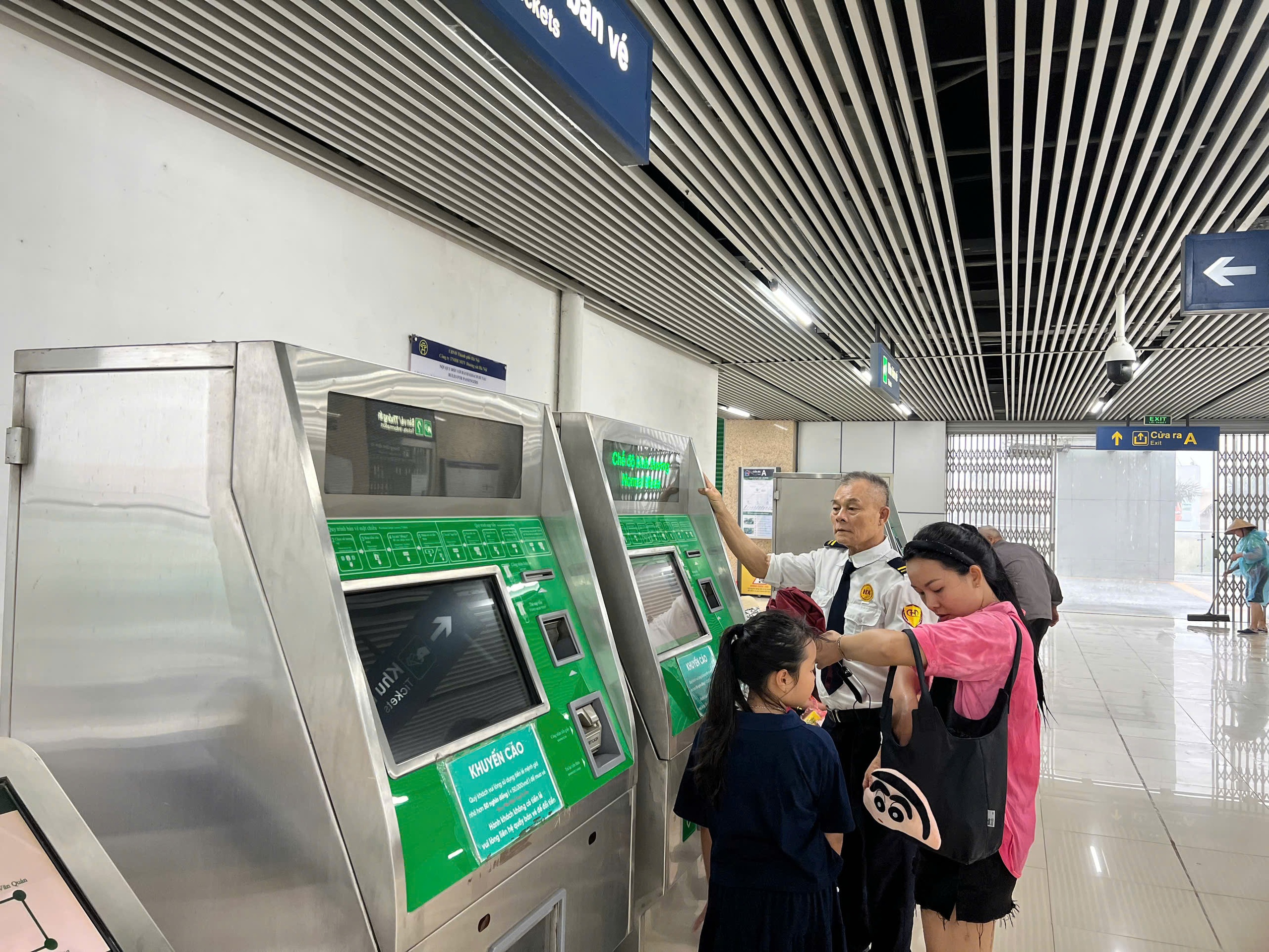 Nước chảy lênh láng tại nhà ga tàu điện Cát Linh - Hà Đông khi mưa lớn - Ảnh 6. Nước chảy lênh láng tại nhà ga tàu điện Cát Linh - Hà Đông khi mưa lớn - Ảnh 6.