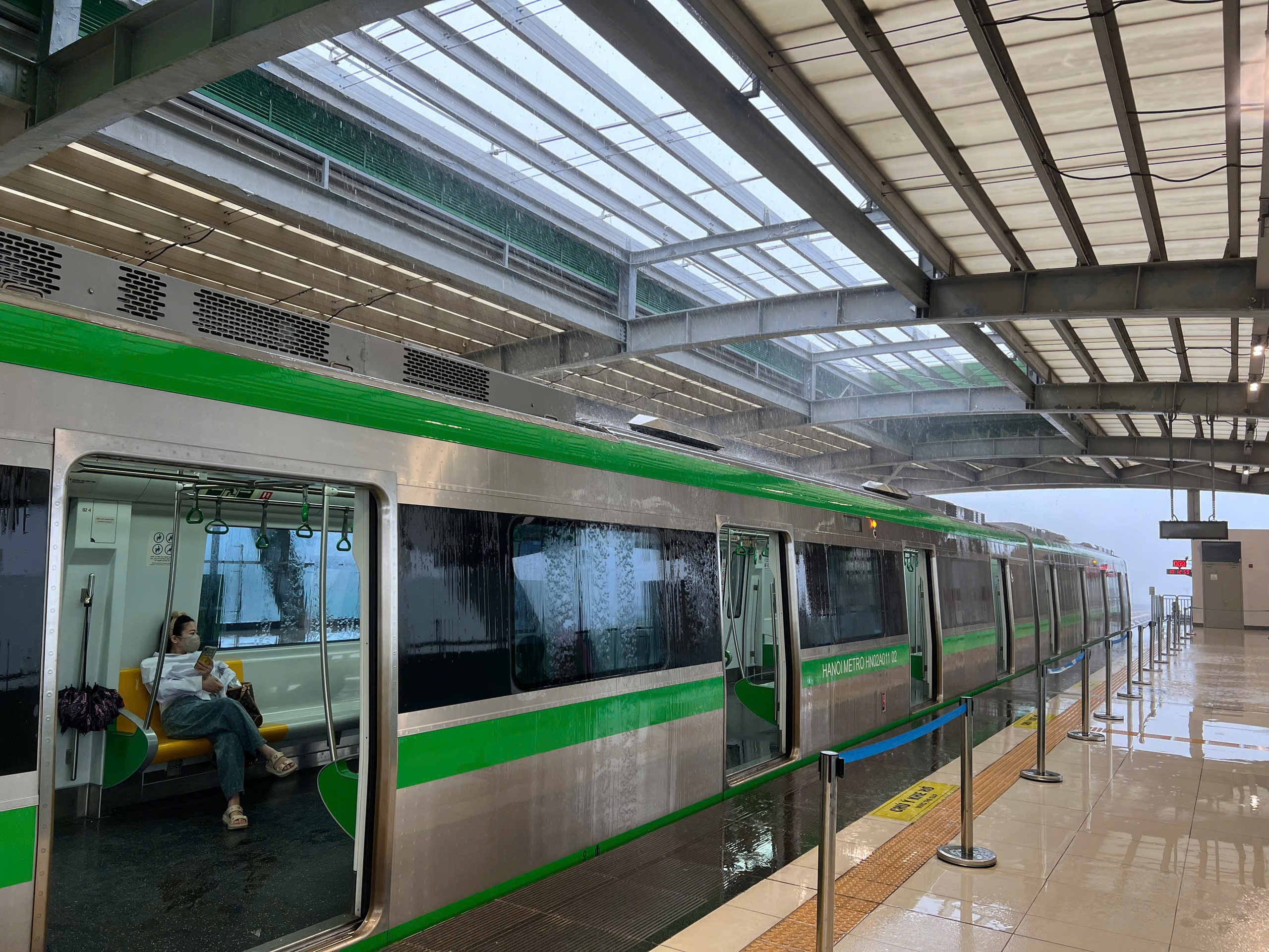 Nước chảy lênh láng tại nhà ga tàu điện Cát Linh - Hà Đông khi mưa lớn - Ảnh 1. Nước chảy lênh láng tại nhà ga tàu điện Cát Linh - Hà Đông khi mưa lớn - Ảnh 1.