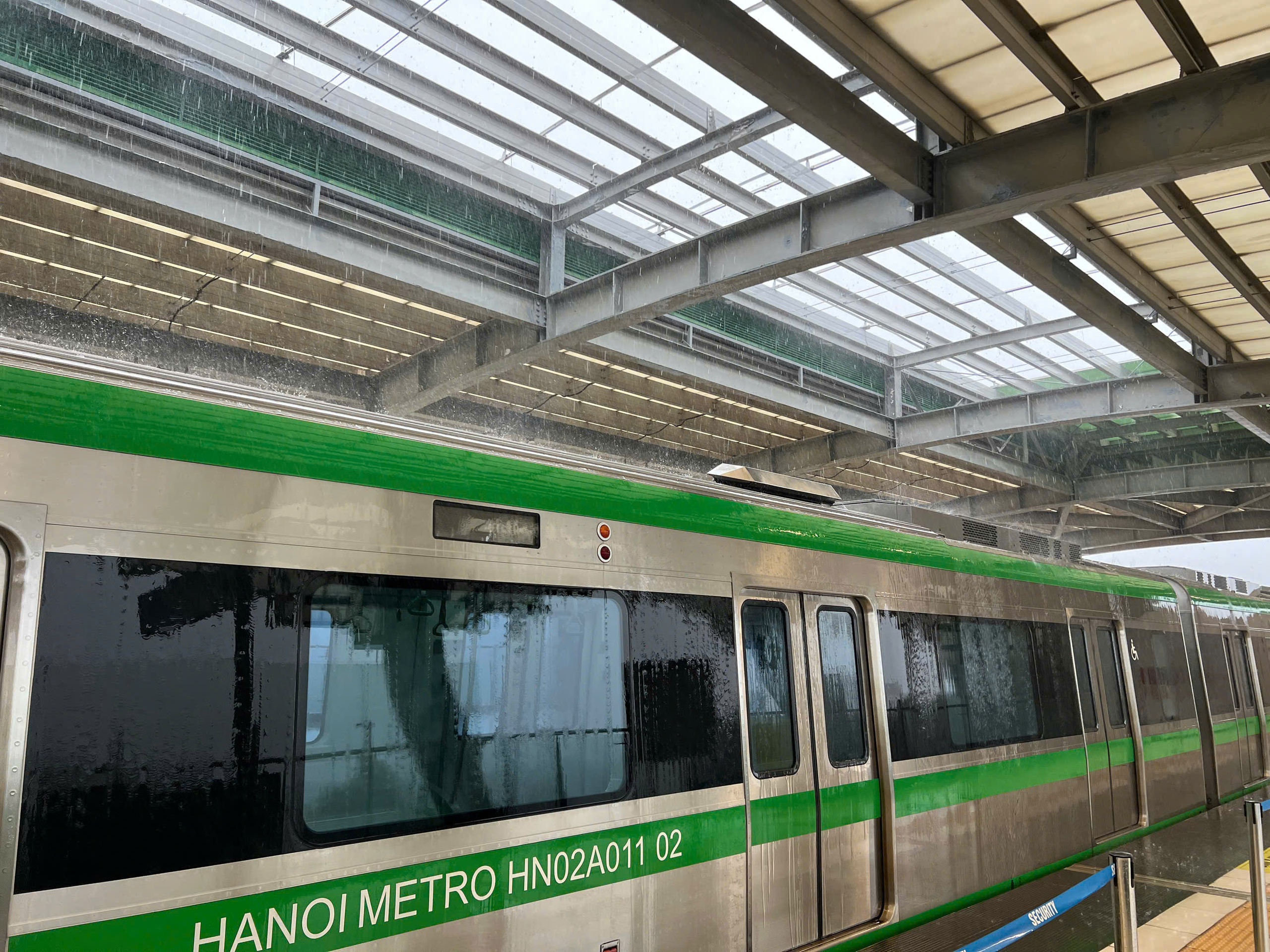 Nước chảy lênh láng tại nhà ga tàu điện Cát Linh - Hà Đông khi mưa lớn - Ảnh 2. Nước chảy lênh láng tại nhà ga tàu điện Cát Linh - Hà Đông khi mưa lớn - Ảnh 2.