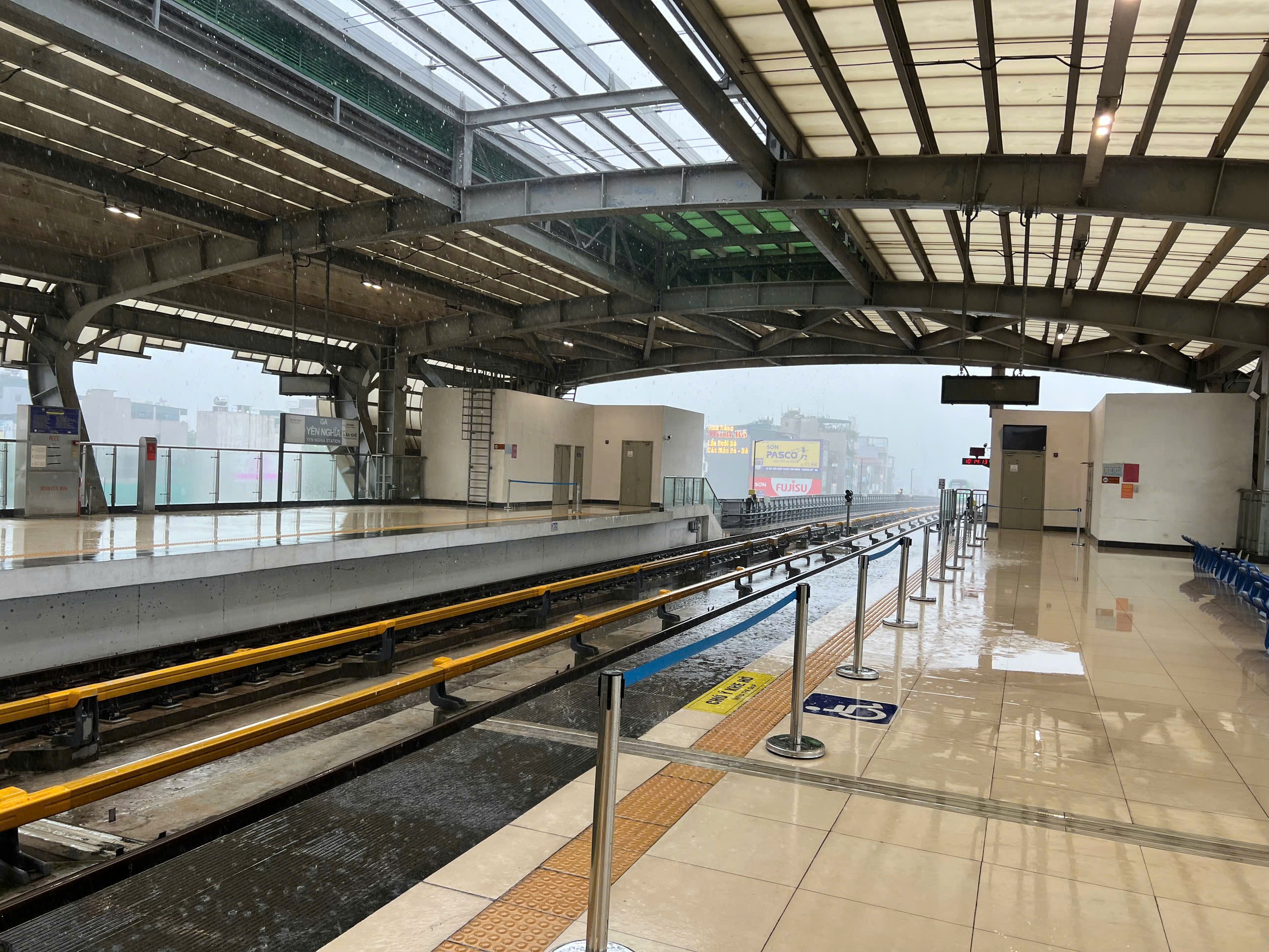 Nước chảy lênh láng tại nhà ga tàu điện Cát Linh - Hà Đông khi mưa lớn - Ảnh 3. Nước chảy lênh láng tại nhà ga tàu điện Cát Linh - Hà Đông khi mưa lớn - Ảnh 3.