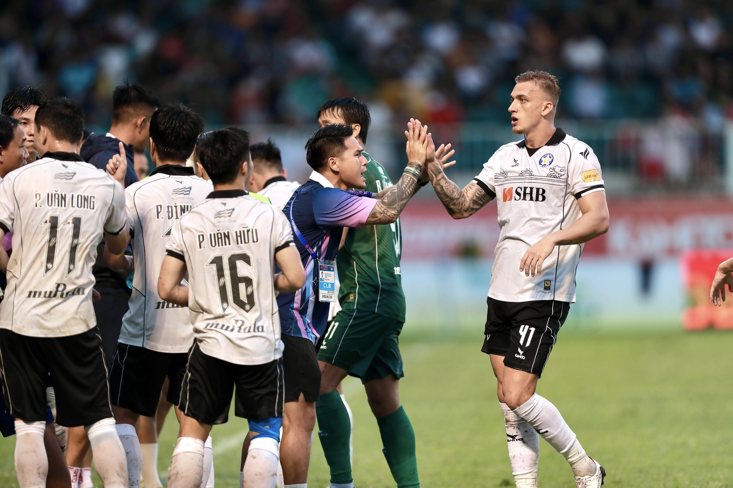 HAGL hòa kịch tính Đà Nẵng: Minh Vương lập cú đúp, từ chối nói về tương lai- Ảnh 2. HAGL hòa kịch tính Đà Nẵng: Minh Vương lập cú đúp, từ chối nói về tương lai- Ảnh 2.