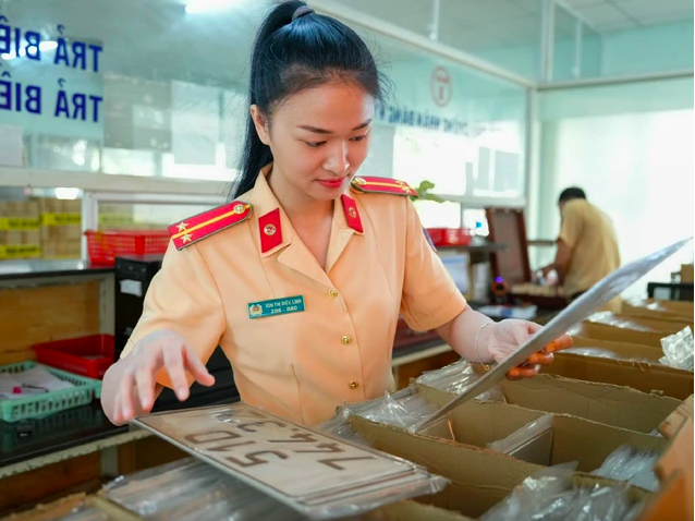 TP . HCM hướng dẫn sang tên xe qua cổng dịch vụ công bô ̣ công an - Ảnh 1. TP . HCM hướng dẫn sang tên xe qua cổng dịch vụ công bô ̣ công an - Ảnh 1.
