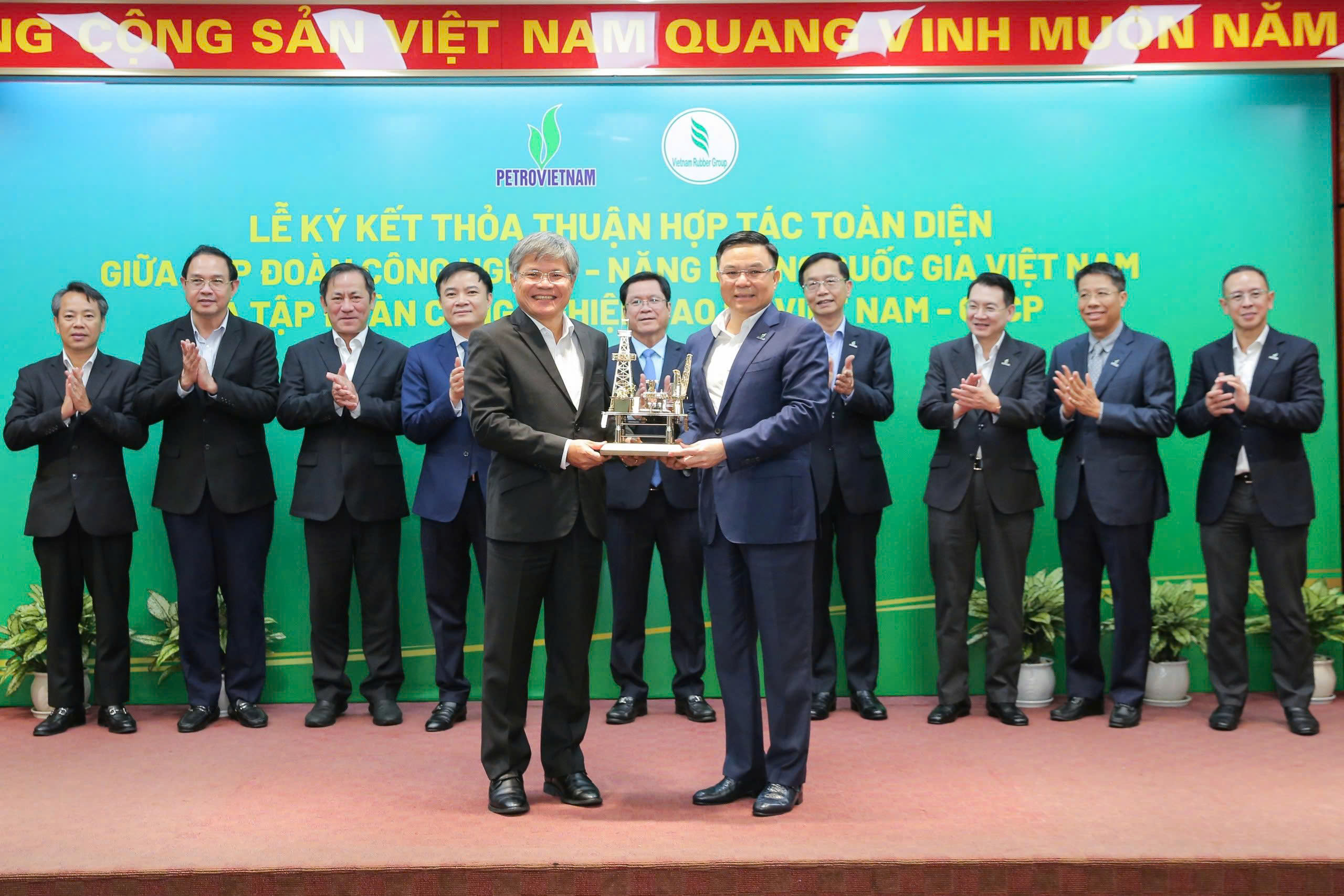 VRG và Petrovietnam ký kết hợp tác toàn diện - Ảnh 2.