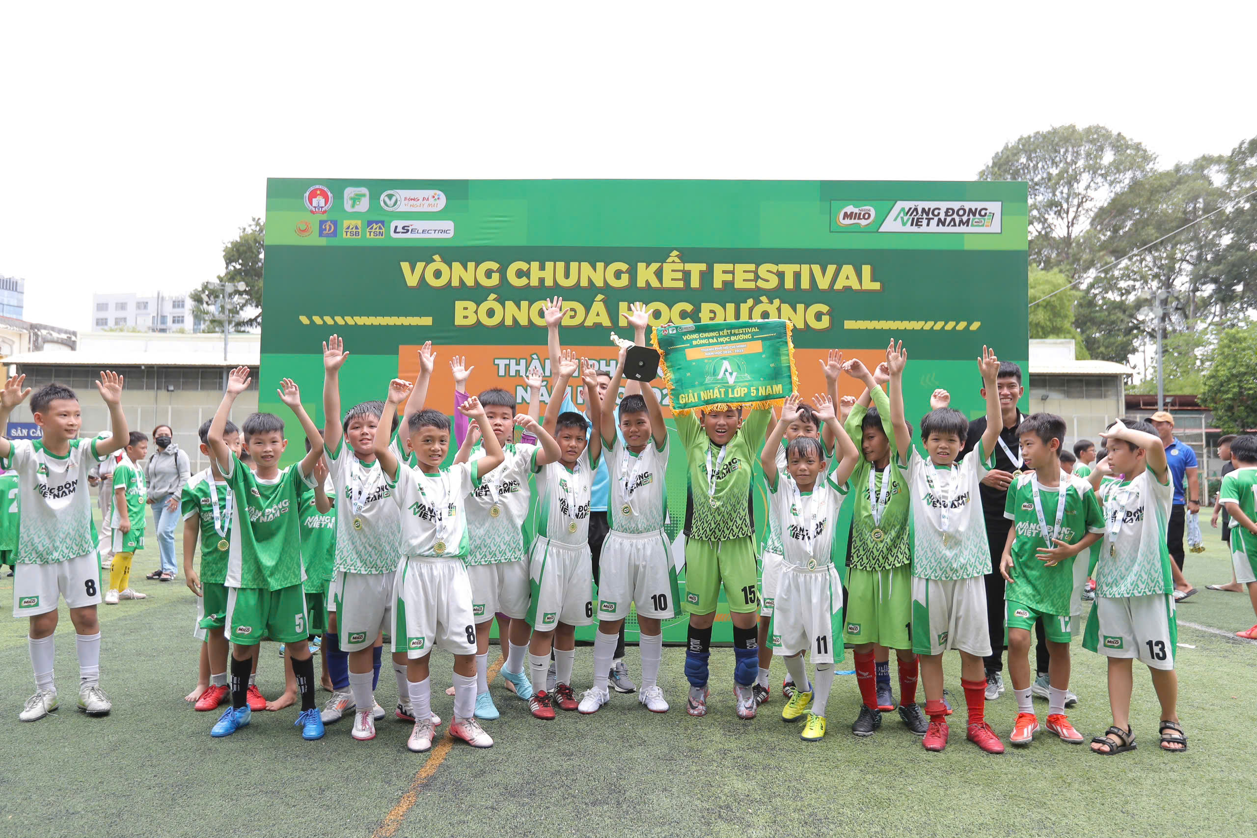 Lộ diện những nhà vô địch xứng đáng của VCK festival bóng đá học đường TP.HCM Lộ diện những nhà vô địch xứng đáng của VCK festival bóng đá học đường TP.HCM