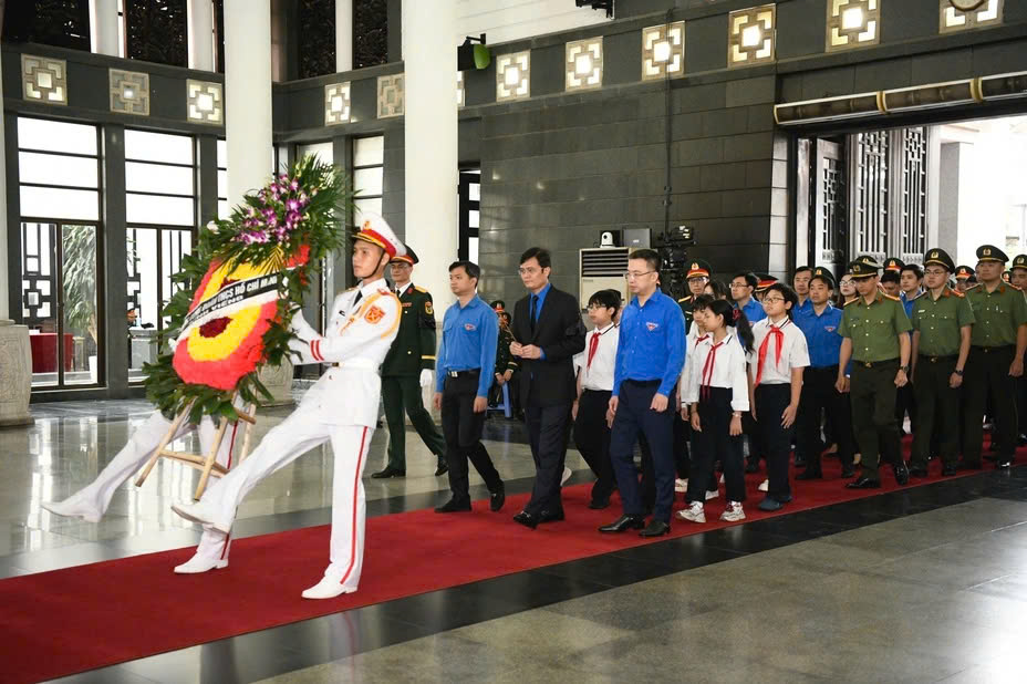 Đoàn đại biểu T.Ư Đoàn viếng nguyên Chủ tịch nước Trần Đức Lương Đoàn đại biểu T.Ư Đoàn viếng nguyên Chủ tịch nước Trần Đức Lương