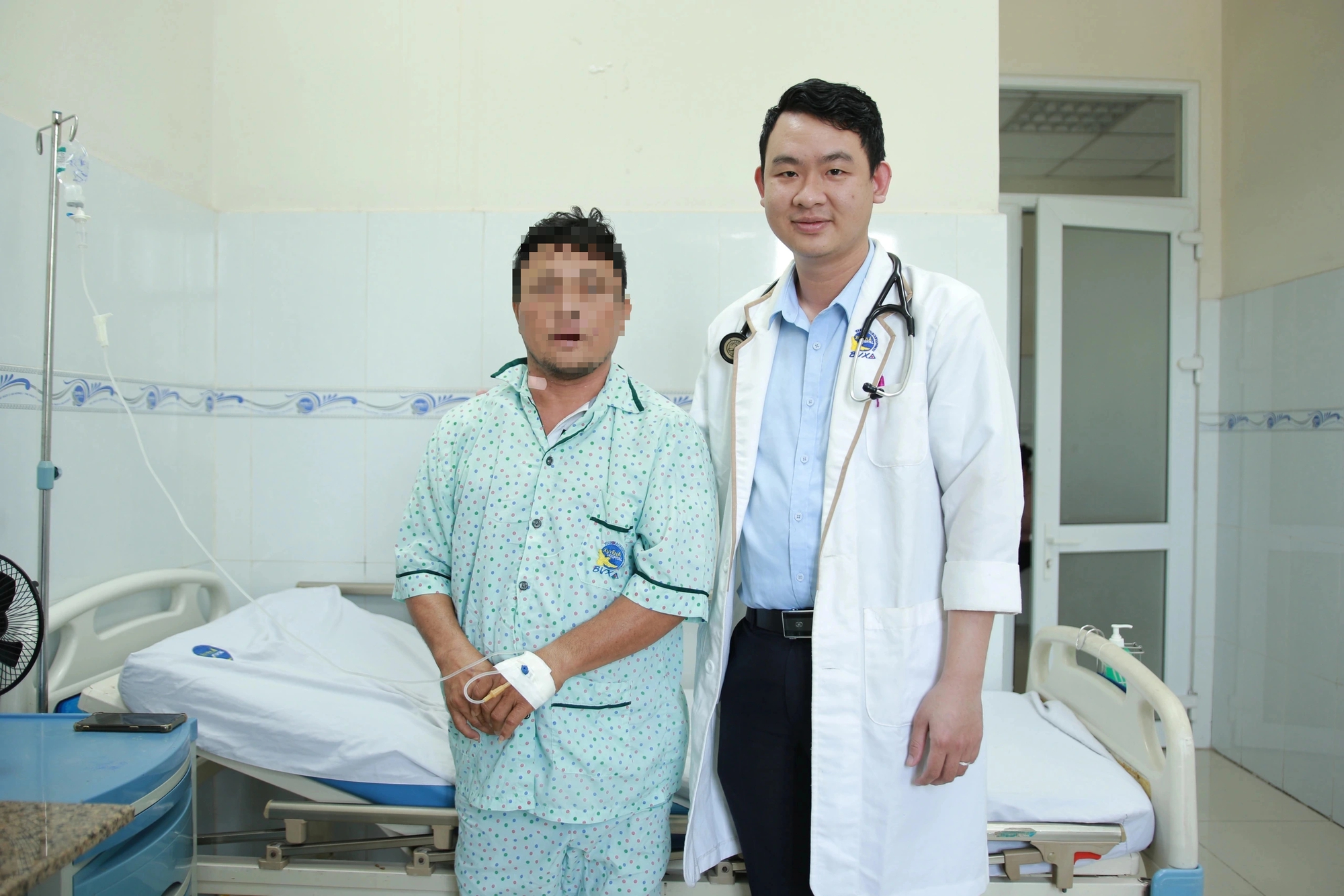 Trưa nắng, đang bốc hàng thì người tài xế rơi vào hôn mê Trưa nắng, đang bốc hàng thì người tài xế rơi vào hôn mê - Ảnh 1.