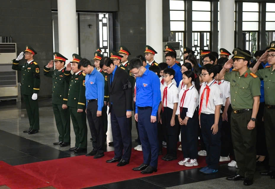 Đoàn đại biểu T.Ư Đoàn viếng nguyên Chủ tịch nước Trần Đức Lương - Ảnh 2.
