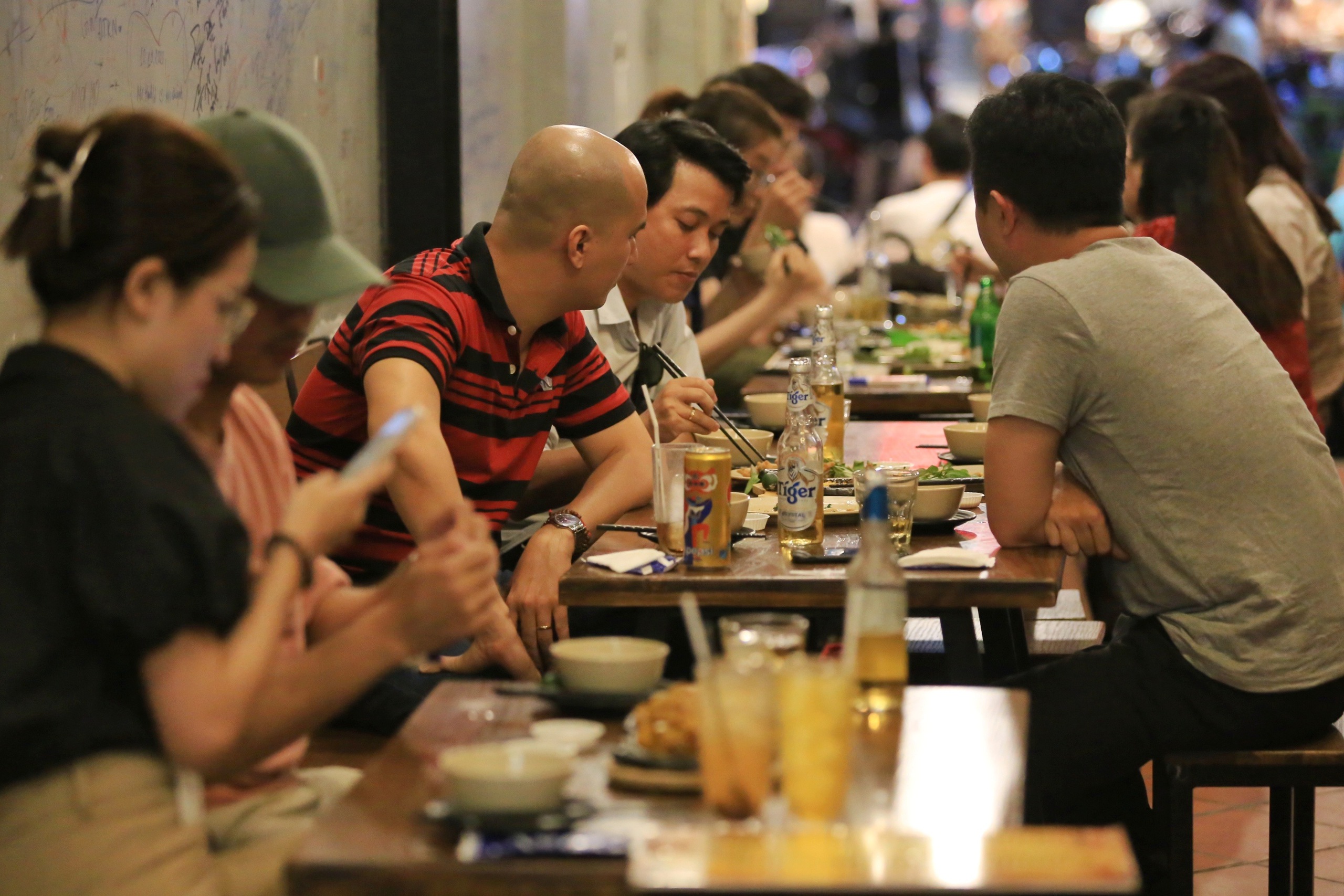 Ăn phở, mua bánh mì... có phải lấy hóa đơn?- Ảnh 1. Ăn phở, mua bánh mì... có phải lấy hóa đơn?- Ảnh 1.
